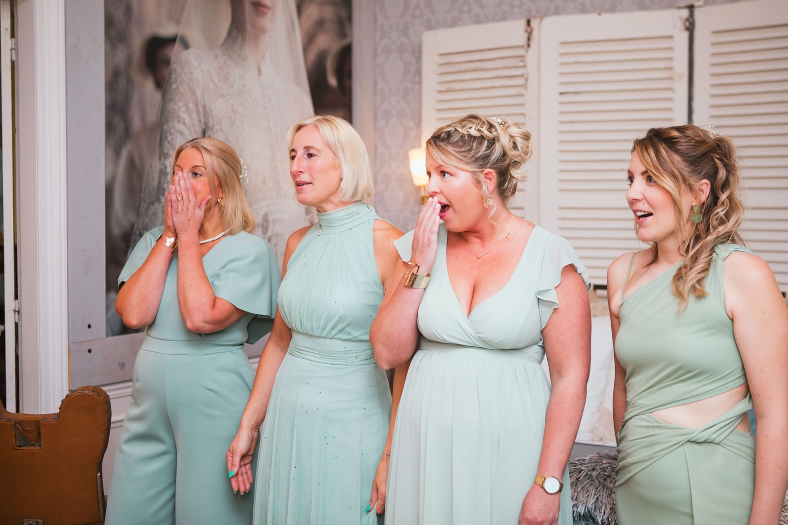 Quatre demoiselles d'honneur en robes vert d'eau, émues, découvrent Amandine en robe de mariée, mariage au Domaine de Senercy, par Jean-Baptiste Argyre (Jaysphotography)