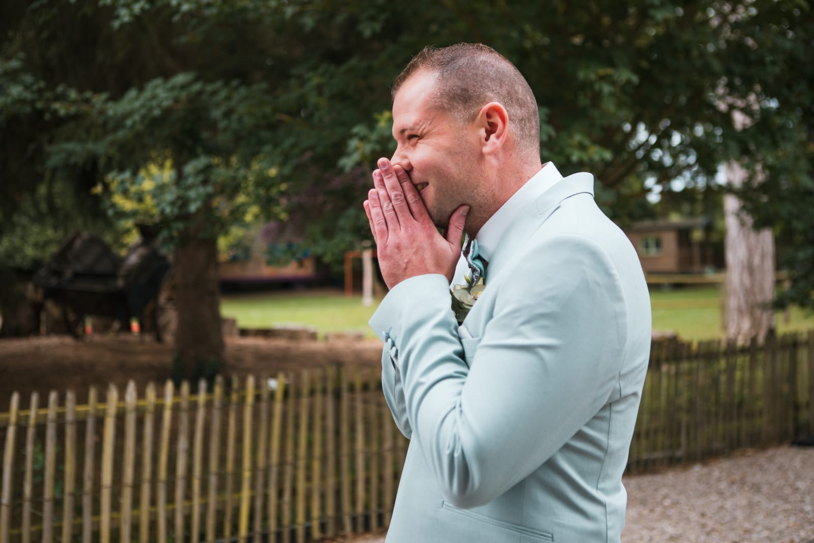 Benjamin, les mains jointes devant le visage, ému lors du first look avec Amandine au Domaine de Senercy, mariage au Domaine de Senercy, par Jean-Baptiste Argyre (Jaysphotography)