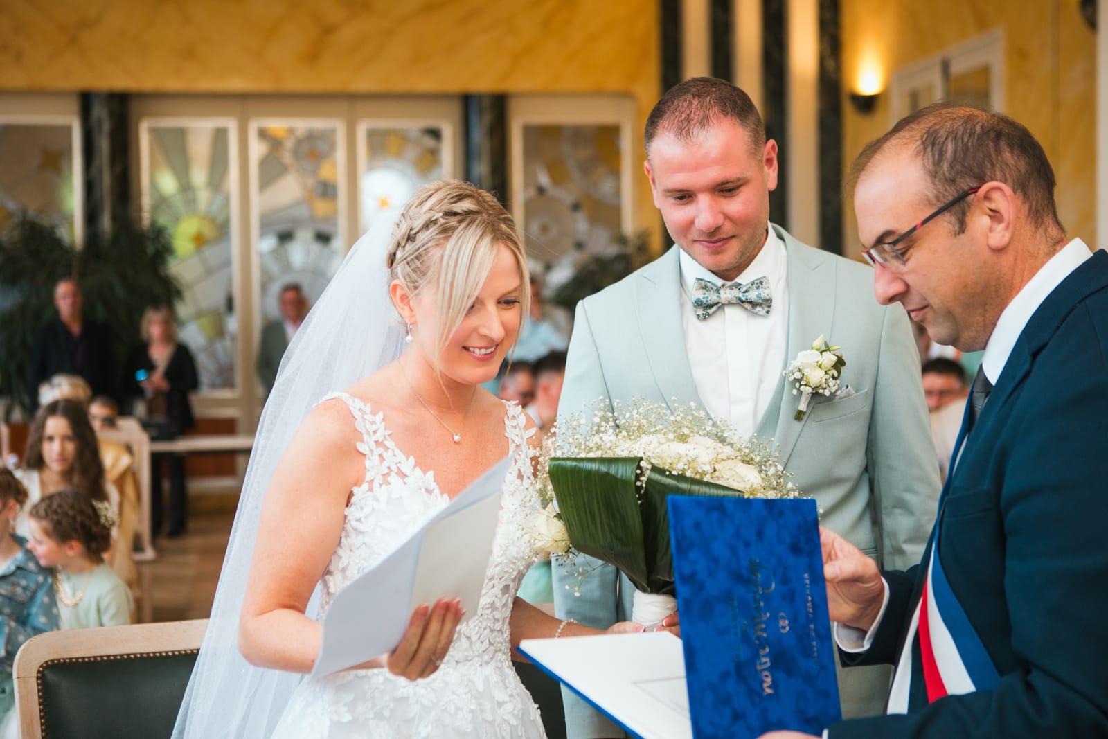 Amandine lit un texte près de Benjamin pendant la cérémonie civile, le maire ceint de son écharpe tricolore, mariage au Domaine de Senercy, par Jean-Baptiste Argyre (Jaysphotography)