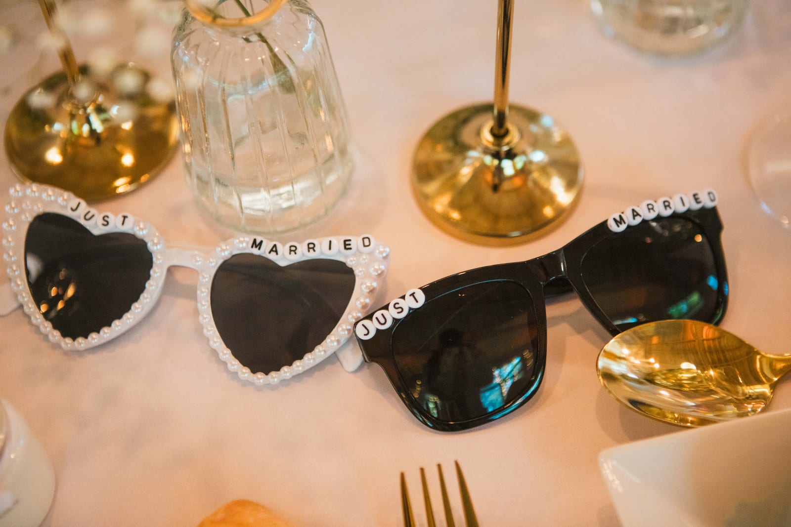 Détail des lunettes "Just Married" en forme de cœur et noires posées sur la table de réception, mariage au Domaine de Senercy, par Jean-Baptiste Argyre (Jaysphotography)