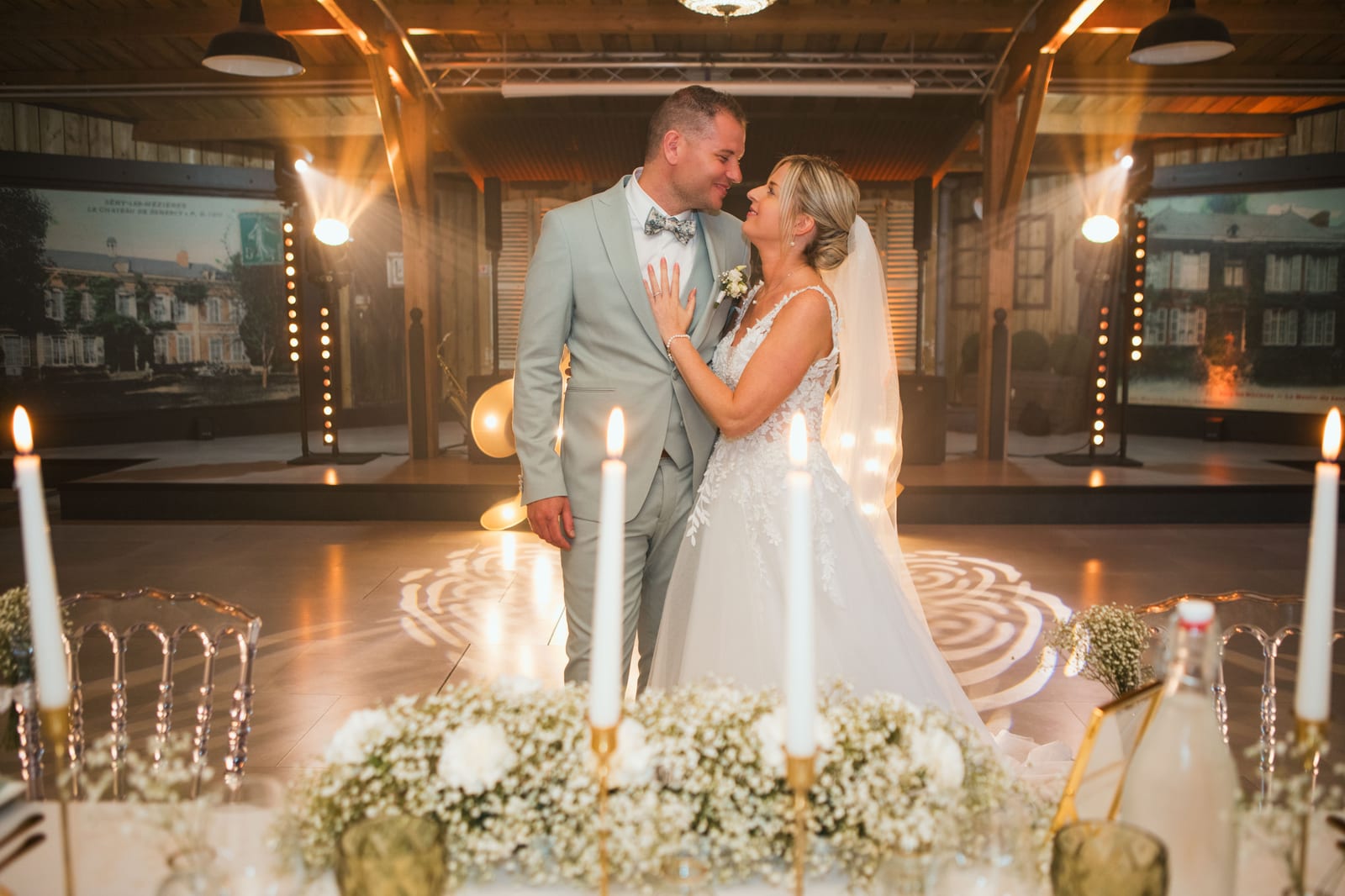 Amandine et Benjamin enlacés, front contre front, au milieu de la salle de réception illuminée du domaine, mariage au Domaine de Senercy, par Jean-Baptiste Argyre (Jaysphotography)