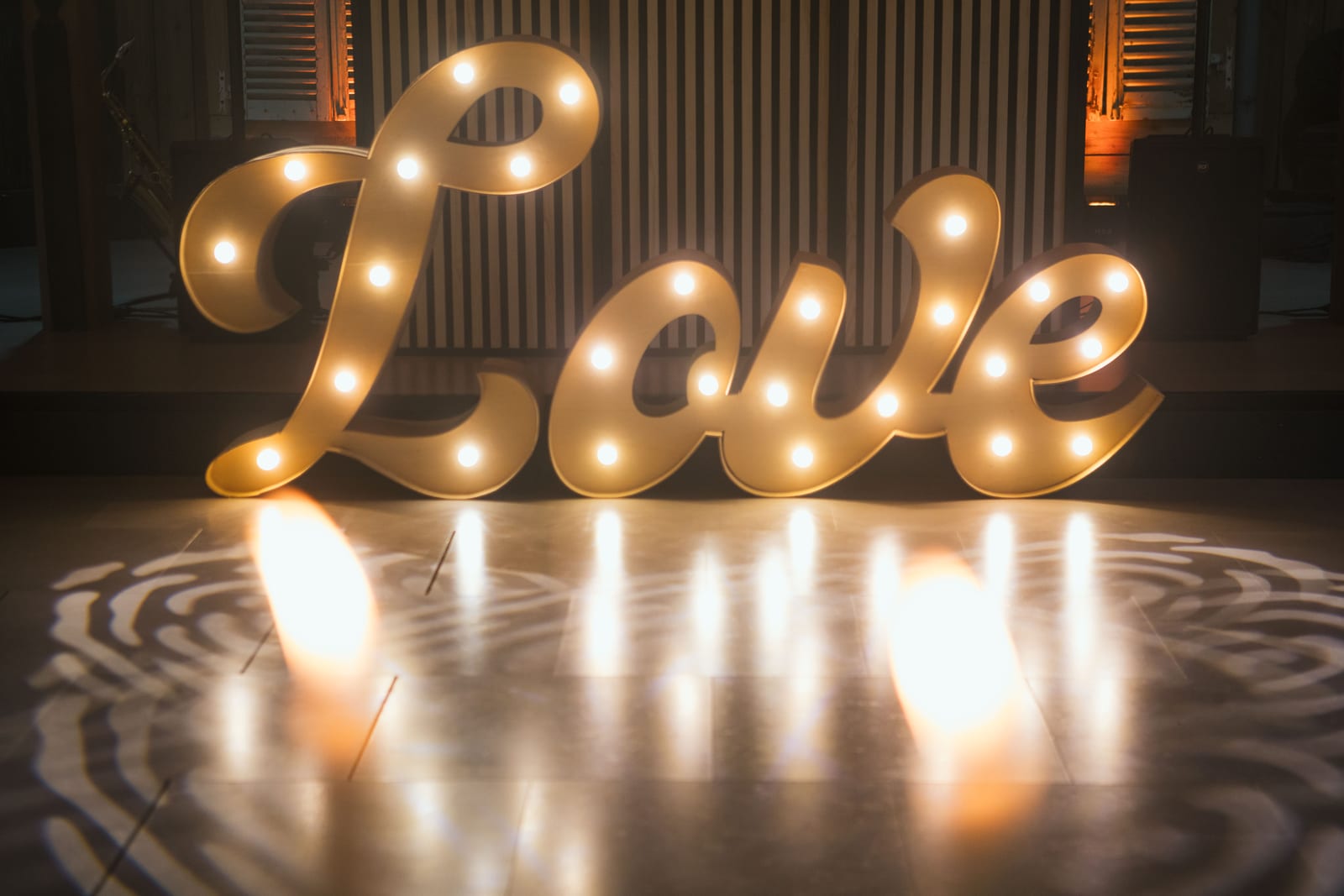 Lettres lumineuses géantes "Love" sur la piste de danse, gobo circulaire projeté au sol, mariage au Domaine de Senercy, par Jean-Baptiste Argyre (Jaysphotography)