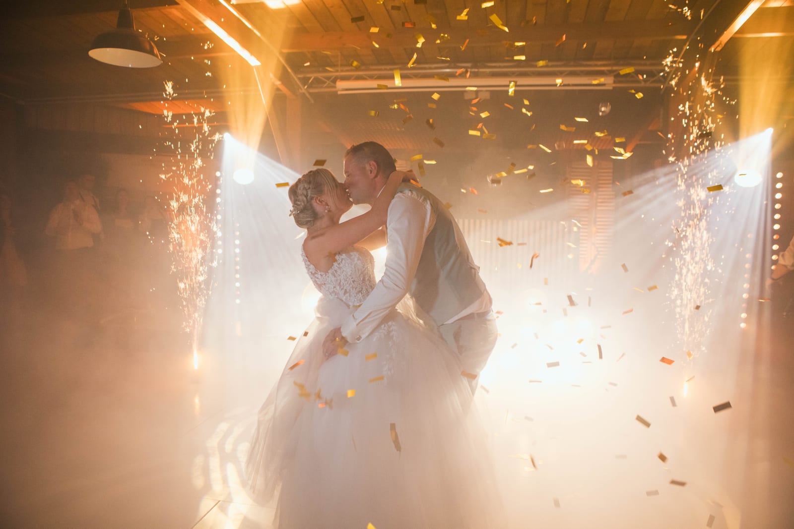 Première danse d'Amandine et Benjamin, un baiser entouré de fontaines d'étincelles et d'une pluie de confettis dorés, mariage au Domaine de Senercy, par Jean-Baptiste Argyre (Jaysphotography)