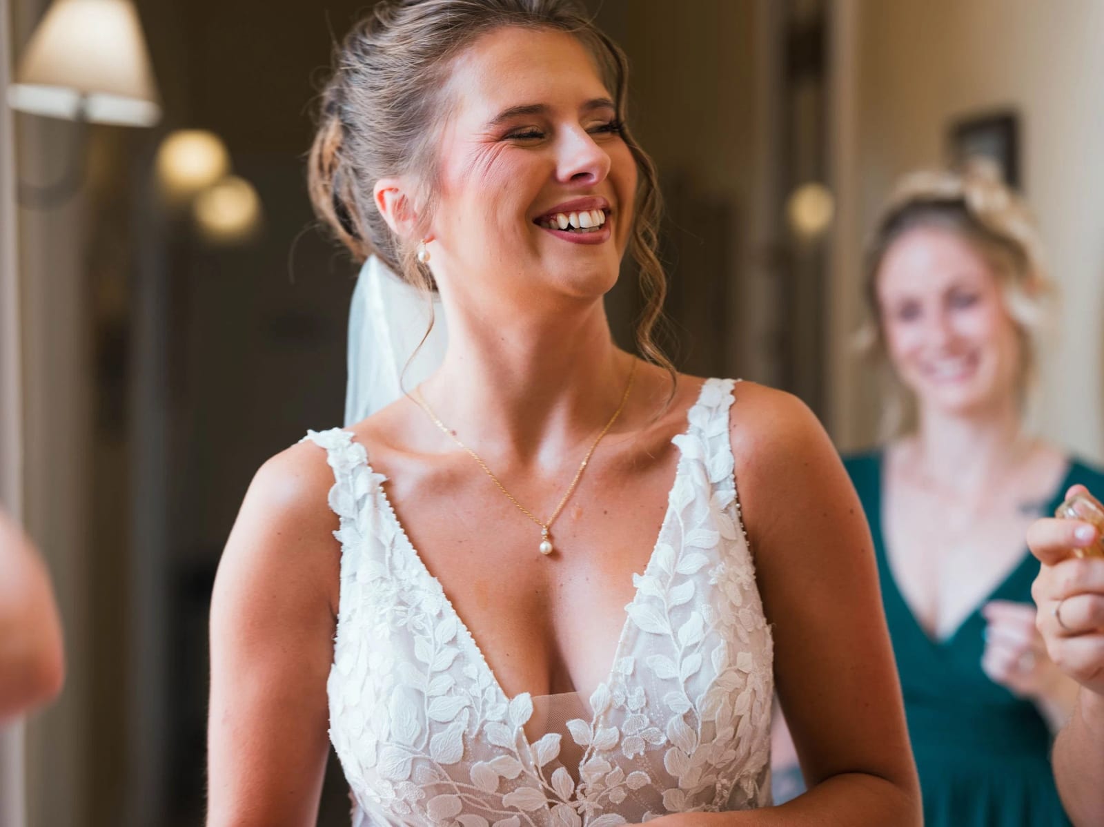 Amélie en robe, entourée de ses demoiselles d'honneur en rose et vert bouteille, éclat de rire pendant les préparatifs, mariage au Les Voûtes du Plessier, par Jean-Baptiste Argyre (Jaysphotography)