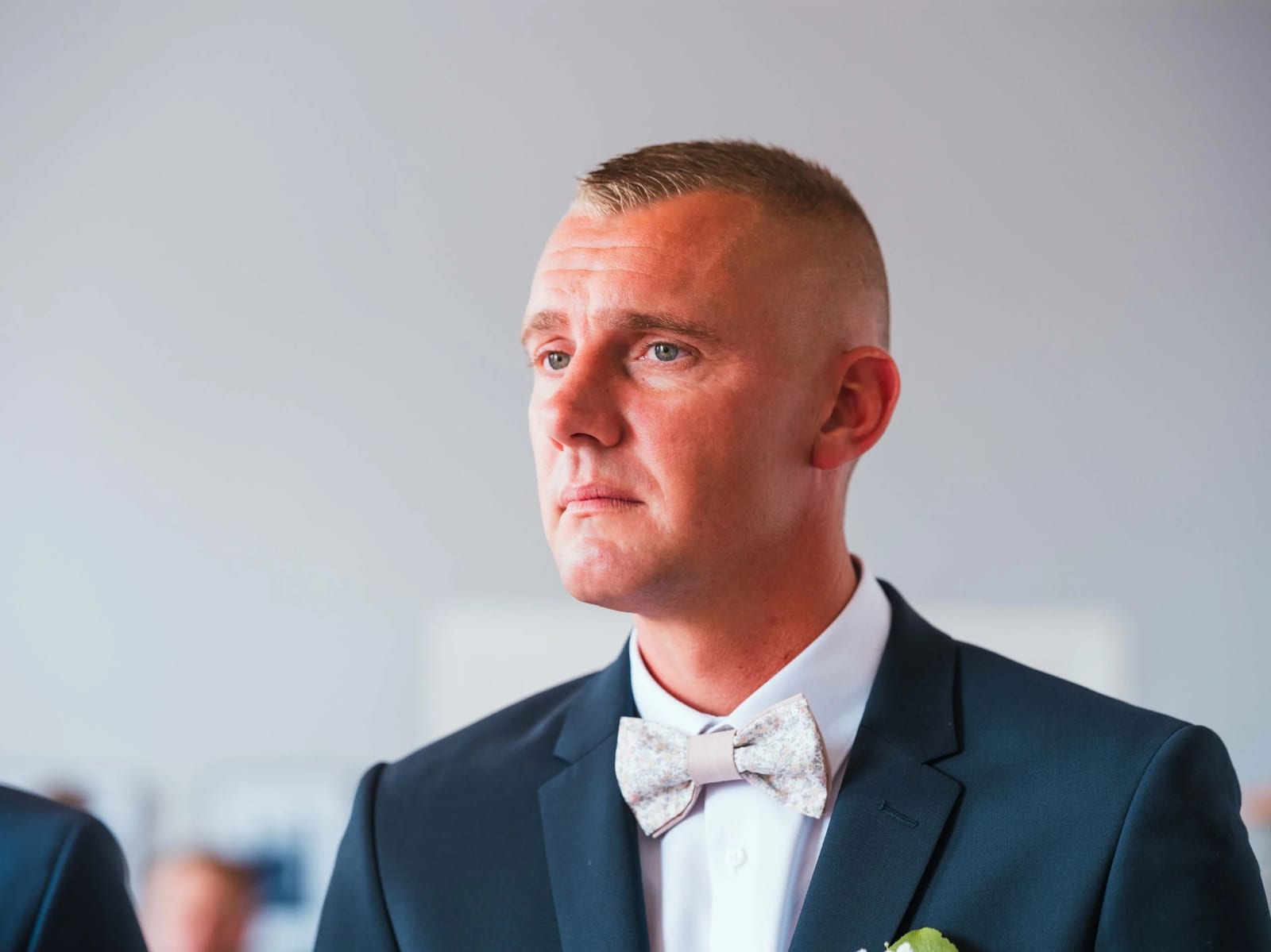 Guillaume en larmes pendant les consentements à la mairie, il essuie ses yeux d'un revers de manche, mariage au Les Voûtes du Plessier, par Jean-Baptiste Argyre (Jaysphotography)