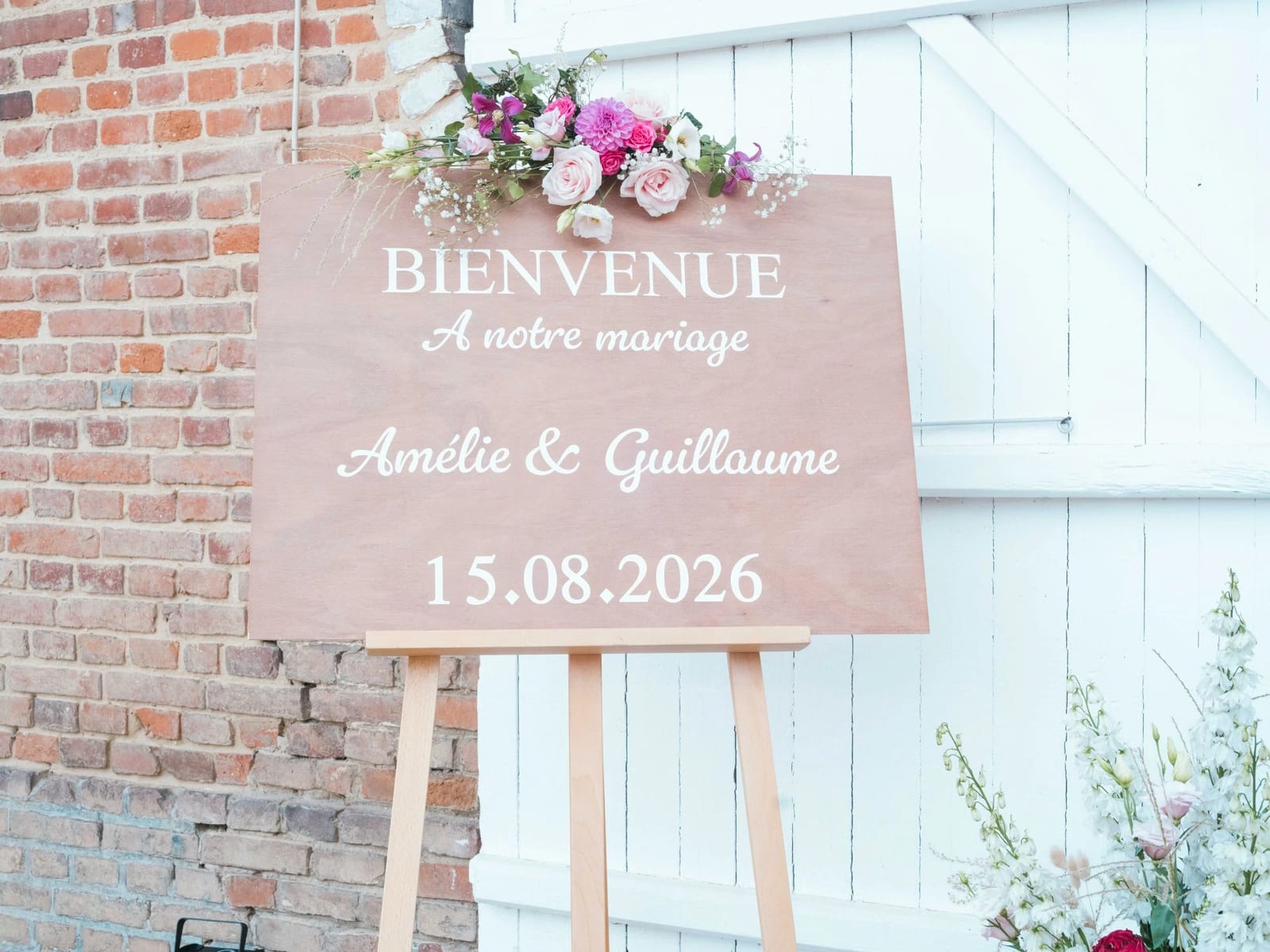 Panneau de bienvenue en bois du mariage d'Amélie et Guillaume, daté du 15.08.2026, à l'entrée du domaine, mariage au Les Voûtes du Plessier, par Jean-Baptiste Argyre (Jaysphotography)