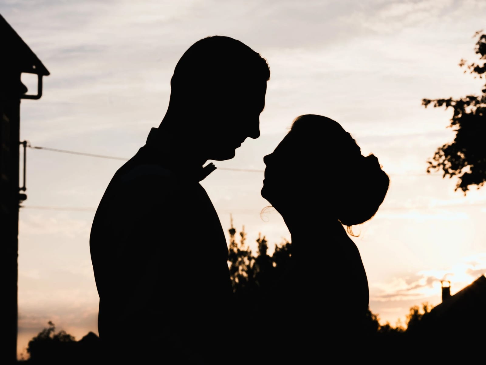 Silhouette d'Amélie et Guillaume face à face au coucher du soleil, mariage au Les Voûtes du Plessier, par Jean-Baptiste Argyre (Jaysphotography)