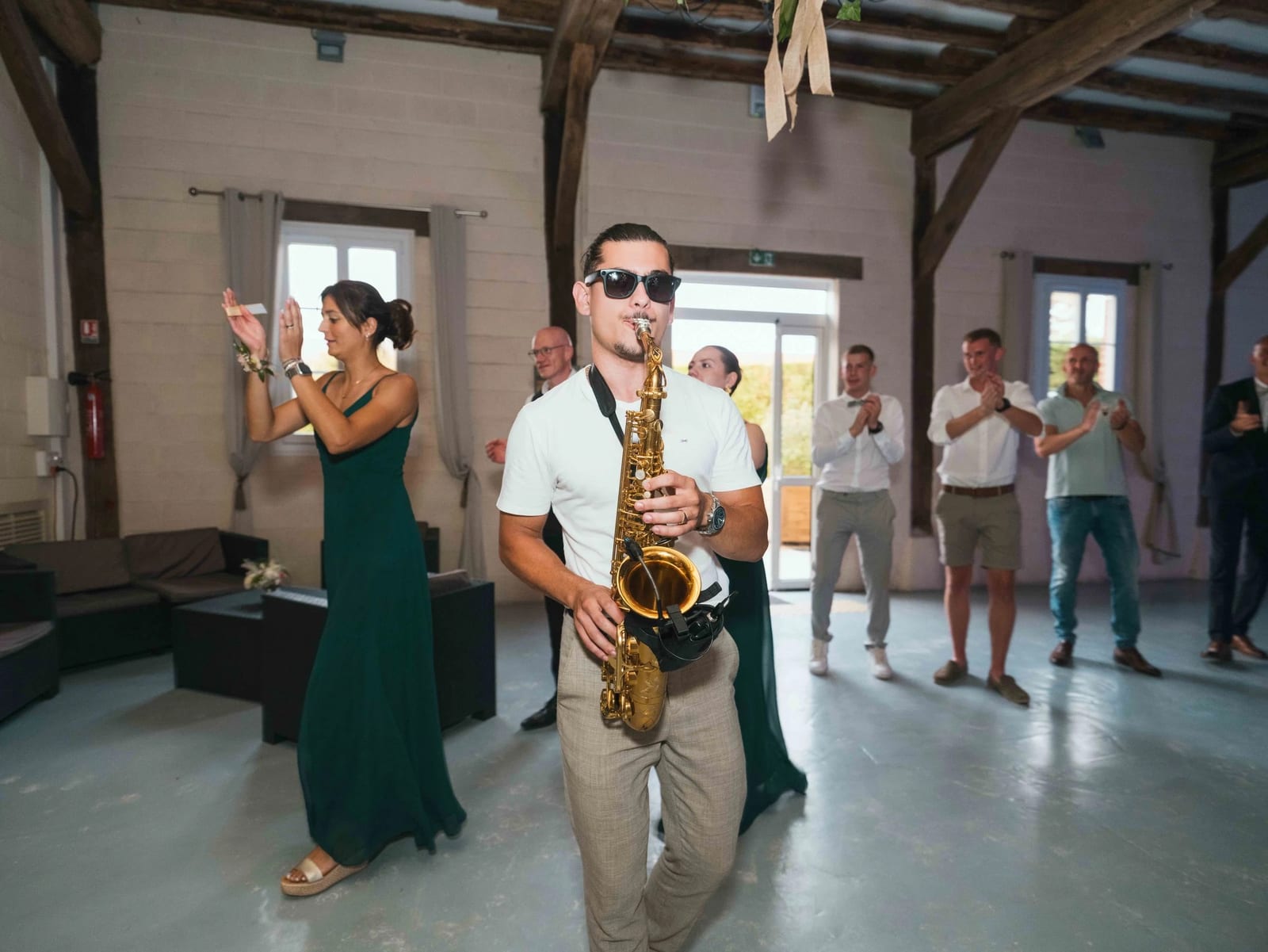 Le saxophoniste joue en direct dans la salle pendant la soirée, mariage au Les Voûtes du Plessier, par Jean-Baptiste Argyre (Jaysphotography)