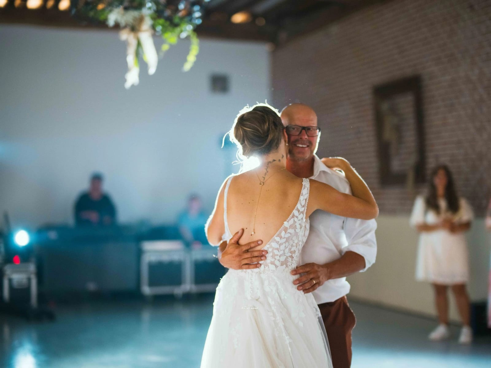 Amélie danse avec son père au milieu du cercle des invités, sous la charpente de la grange, mariage au Les Voûtes du Plessier, par Jean-Baptiste Argyre (Jaysphotography)