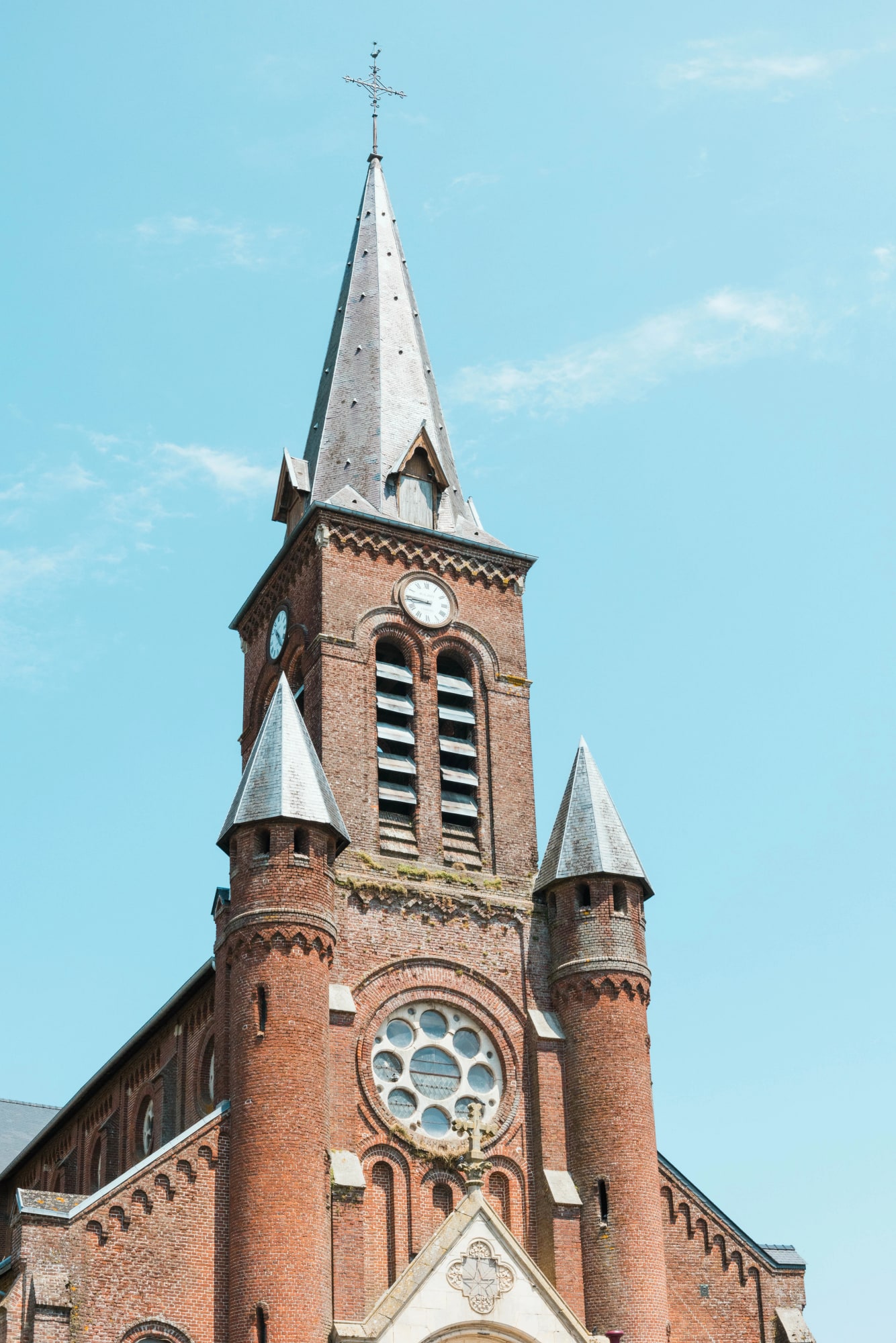 Clocher de brique de l'église de Buironfosse sous le ciel bleu, mariage au Buironfosse (Aisne), par Jean-Baptiste Argyre (Jaysphotography)