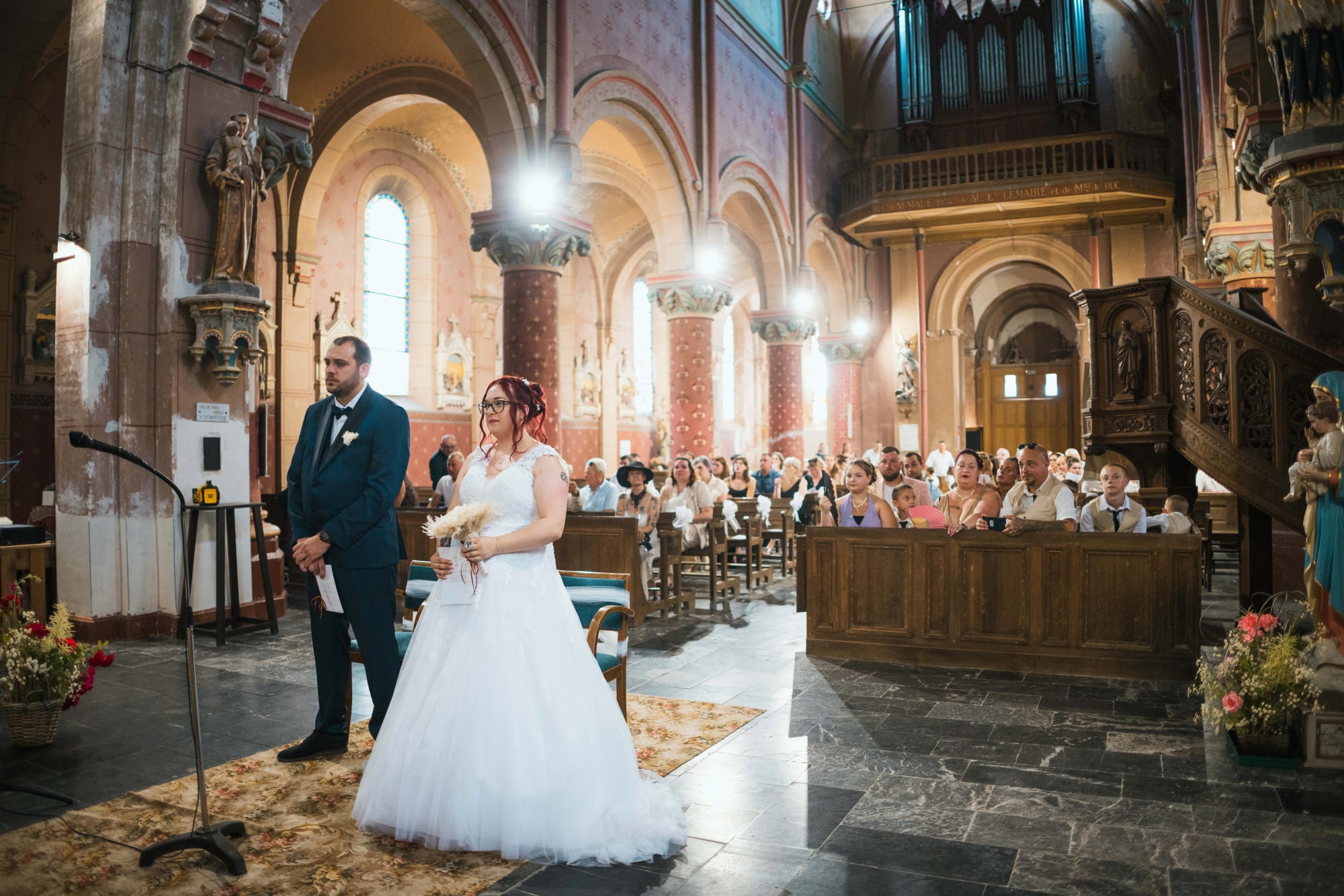 Angélique et Antoine devant l'autel de l'église de Buironfosse pendant la cérémonie religieuse, mariage au Buironfosse (Aisne), par Jean-Baptiste Argyre (Jaysphotography)