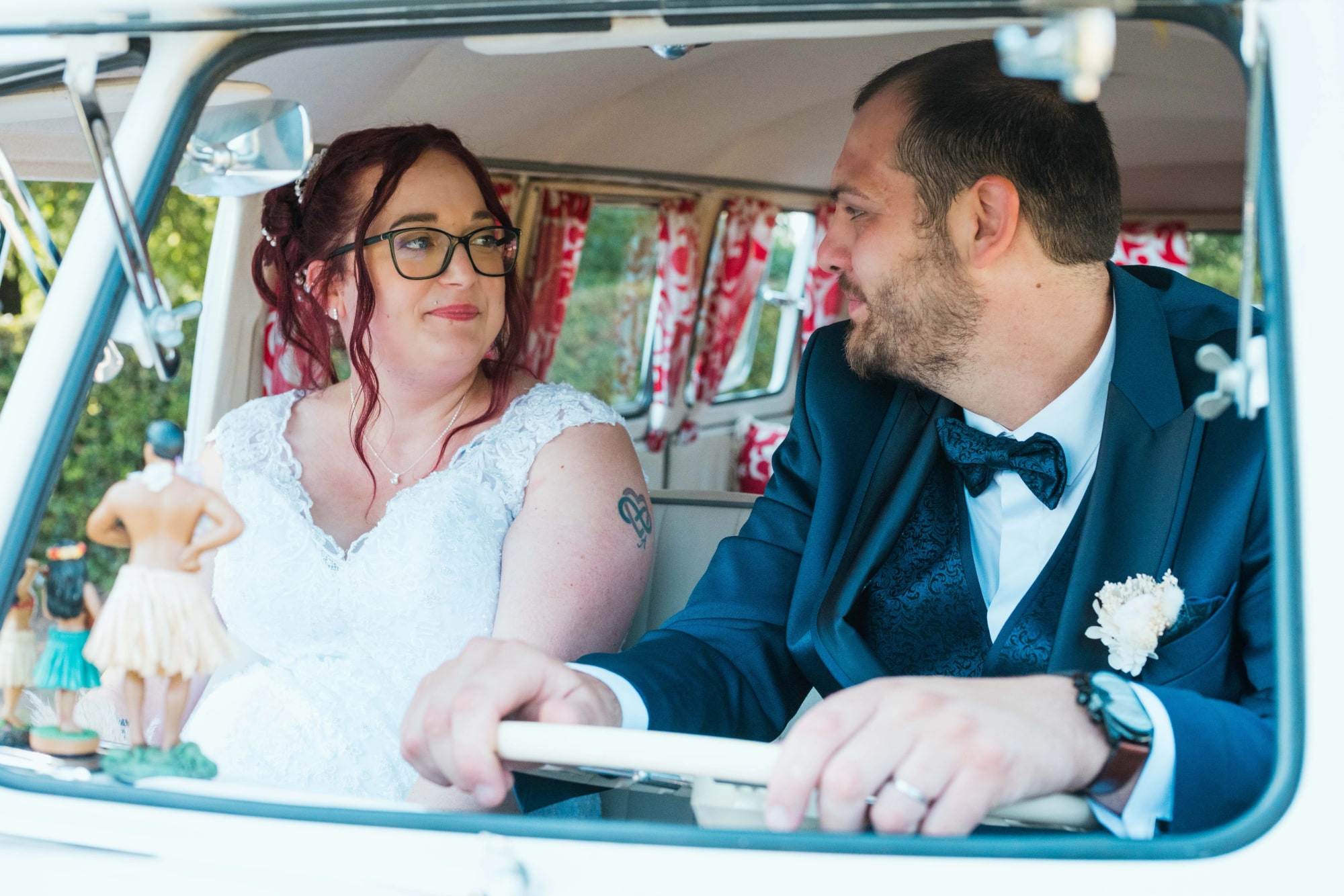 Angélique et Antoine se regardent à l'avant du combi Volkswagen vintage, mariage au Buironfosse (Aisne), par Jean-Baptiste Argyre (Jaysphotography)
