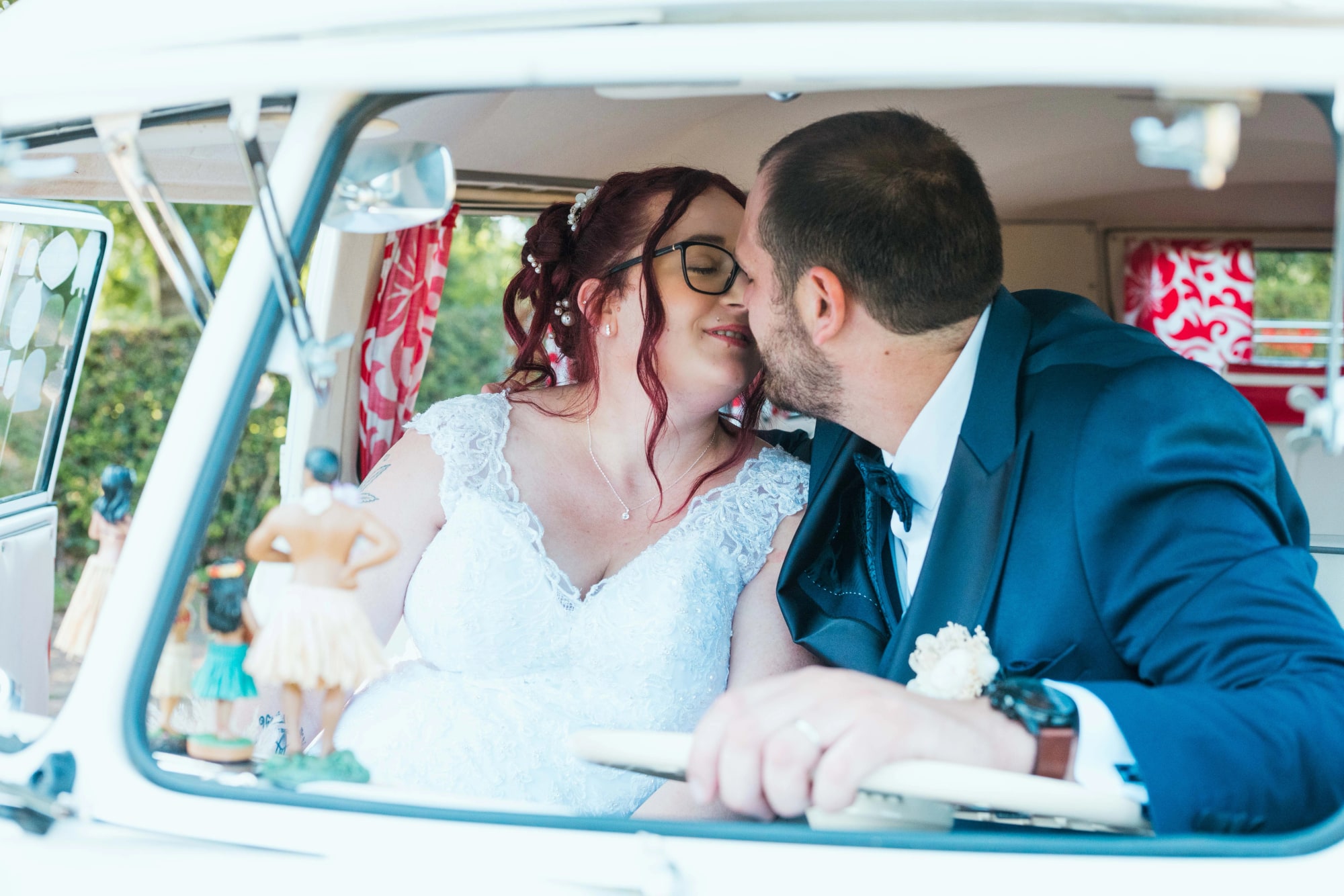 Baiser d'Angélique et Antoine à l'intérieur du combi Volkswagen rouge et blanc, mariage au Buironfosse (Aisne), par Jean-Baptiste Argyre (Jaysphotography)