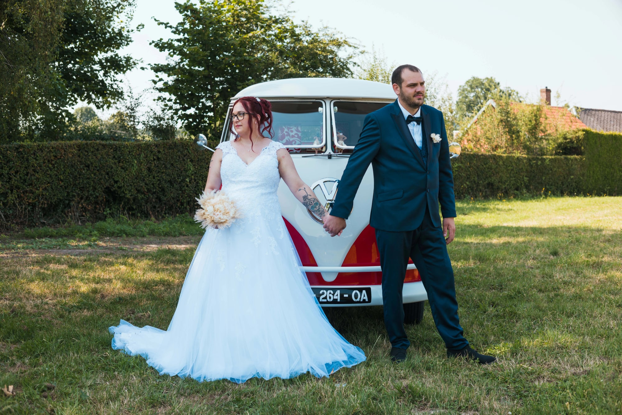 Angélique et Antoine main dans la main devant le combi Volkswagen vintage, mariage au Buironfosse (Aisne), par Jean-Baptiste Argyre (Jaysphotography)