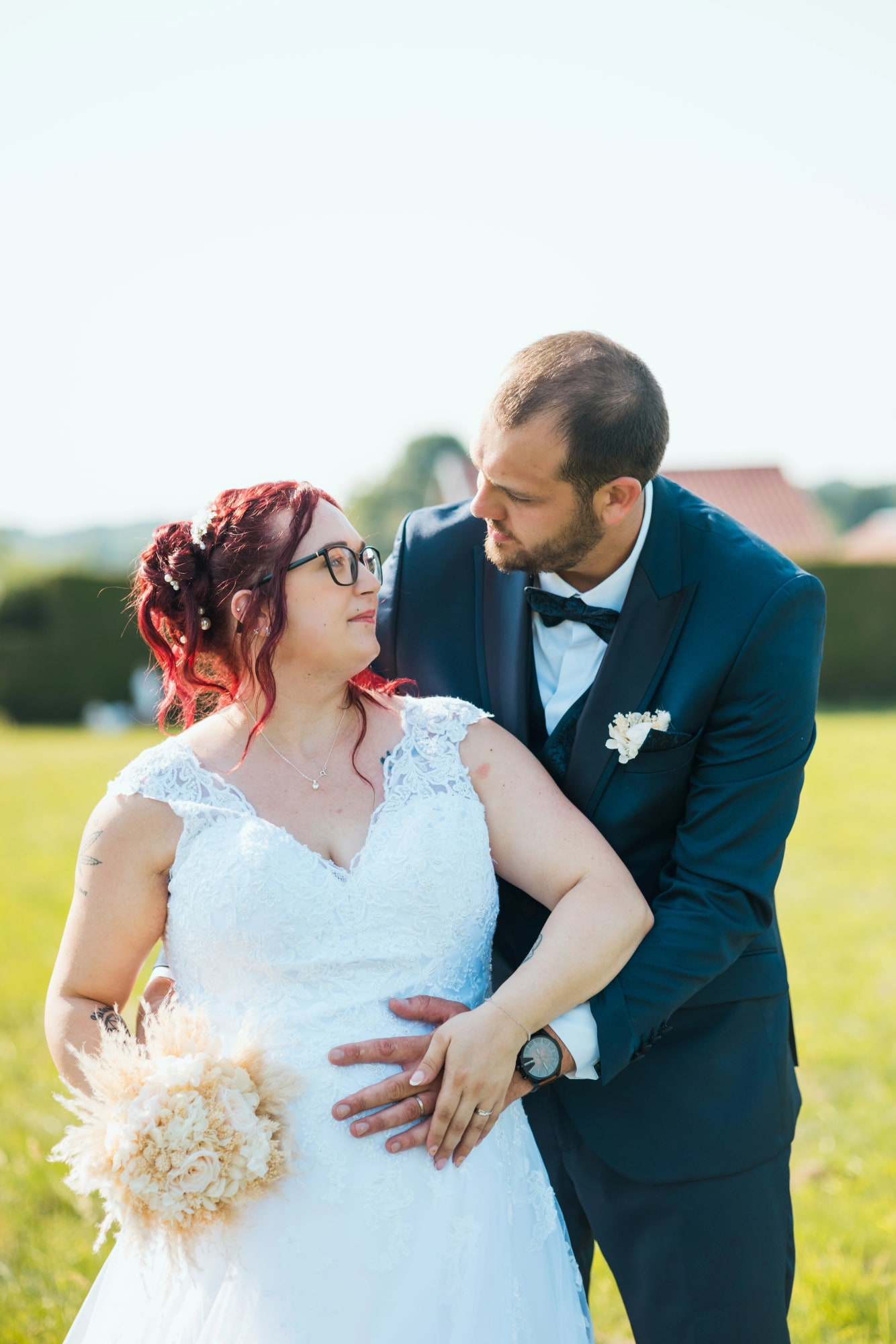 Portrait d'Angélique et Antoine enlacés dans la prairie, bouquet de pampa à la main, mariage au Buironfosse (Aisne), par Jean-Baptiste Argyre (Jaysphotography)