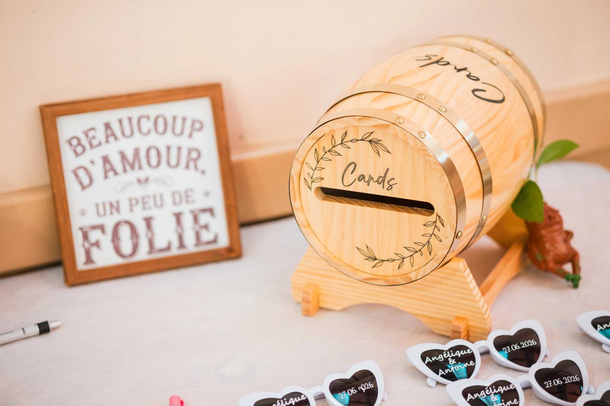 Urne tonneau et cadre Beaucoup d'amour un peu de folie de la réception, mariage au Buironfosse (Aisne), par Jean-Baptiste Argyre (Jaysphotography)