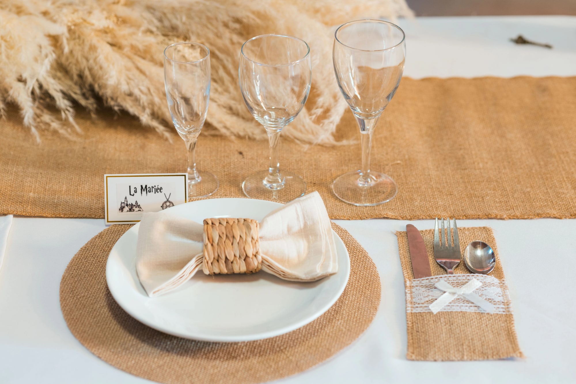 Décoration de table jute et pampa de la salle des fêtes, mariage au Buironfosse (Aisne), par Jean-Baptiste Argyre (Jaysphotography)
