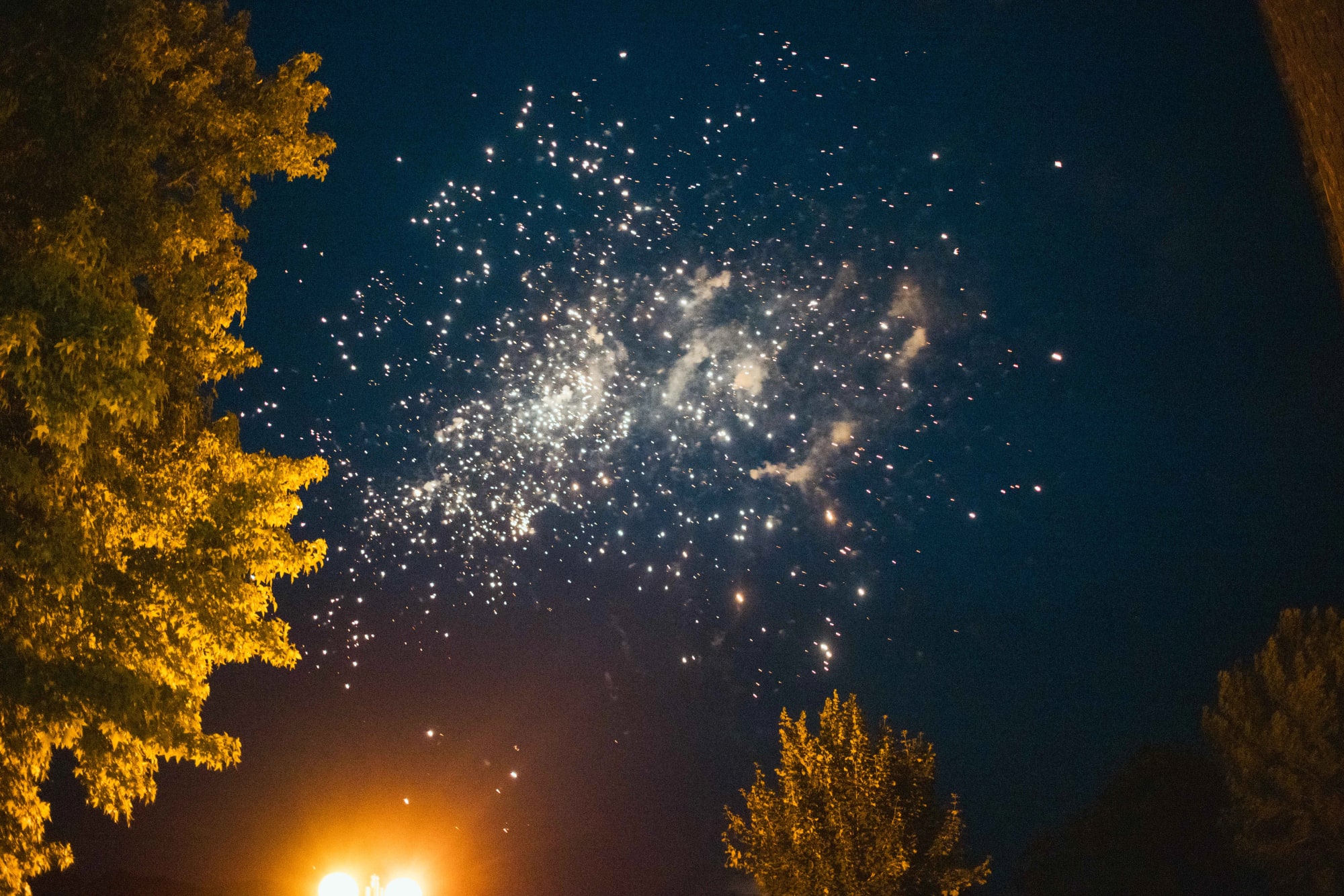 Feu d'artifice dans la nuit du mariage à Buironfosse, mariage au Buironfosse (Aisne), par Jean-Baptiste Argyre (Jaysphotography)