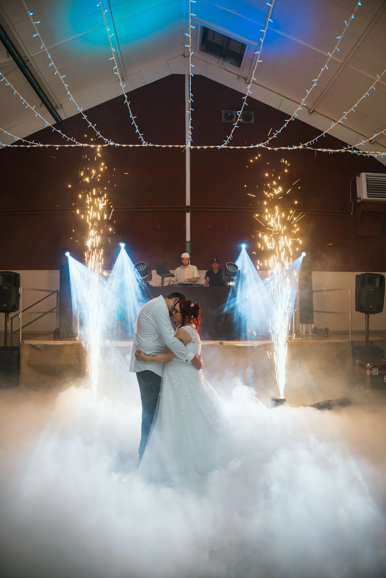 Première danse d'Angélique et Antoine dans un nuage de fumée et des jets d'étincelles, mariage au Buironfosse (Aisne), par Jean-Baptiste Argyre (Jaysphotography)