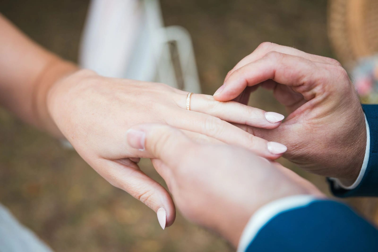 Échange des alliances en gros plan pendant la cérémonie laïque à La Mézandrée, mariage au La Mézandrée, par Jean-Baptiste Argyre (Jaysphotography)