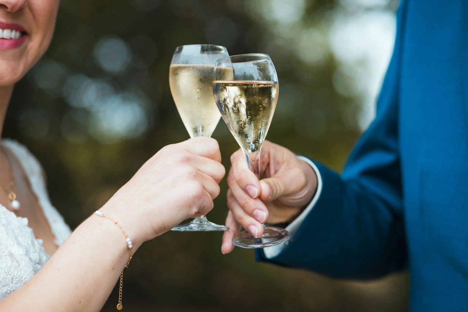 Les mariés trinquent au champagne, coupes à contre-jour, vin d'honneur à La Mézandrée, mariage au La Mézandrée, par Jean-Baptiste Argyre (Jaysphotography)