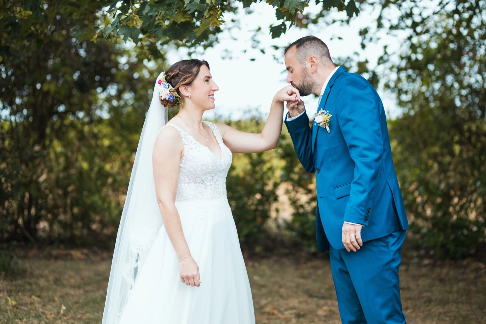 Séance de couple le long de la haie dans la lumière de fin d'après-midi d'août, mariage à Prouvais dans l'Aisne, mariage au La Mézandrée, par Jean-Baptiste Argyre (Jaysphotography)