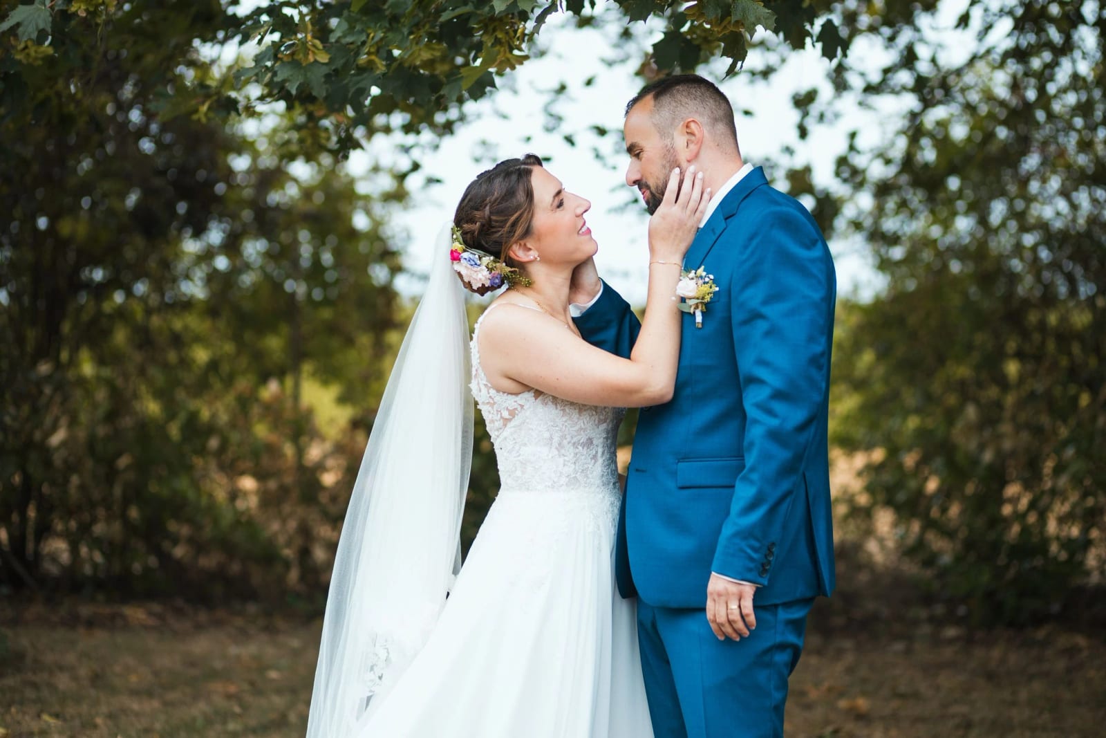 La mariée rit en prenant le visage du marié entre ses mains, photos de couple à La Mézandrée, mariage au La Mézandrée, par Jean-Baptiste Argyre (Jaysphotography)