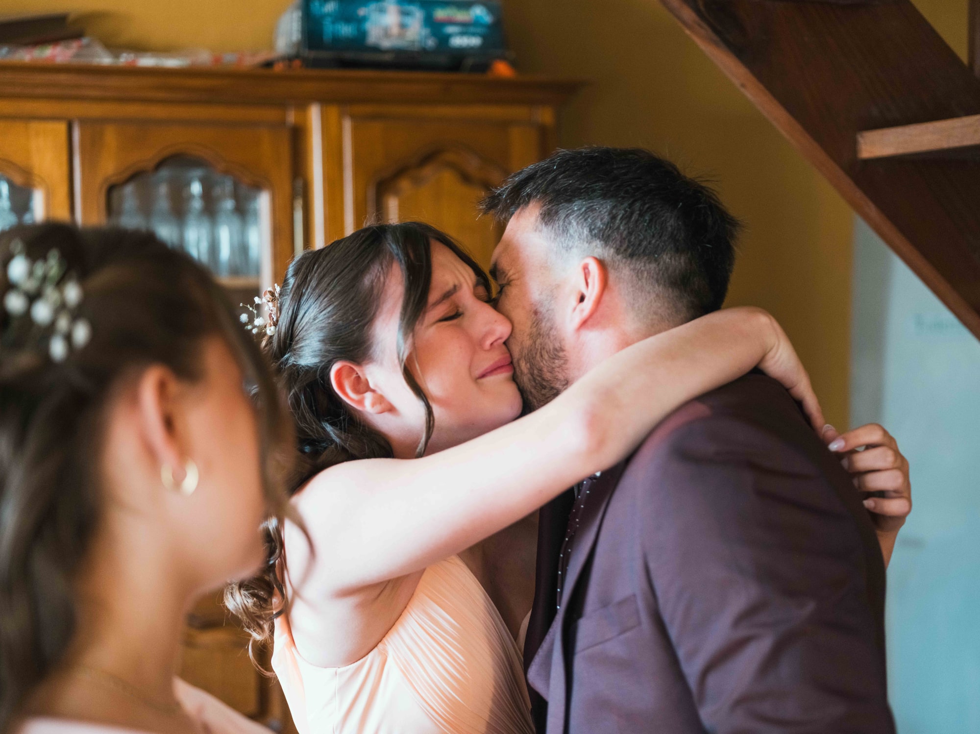 Emmy dans les bras de son papa Jonathan pendant les préparatifs, mariage au Château de Moliens, par Jean-Baptiste Argyre (Jaysphotography)