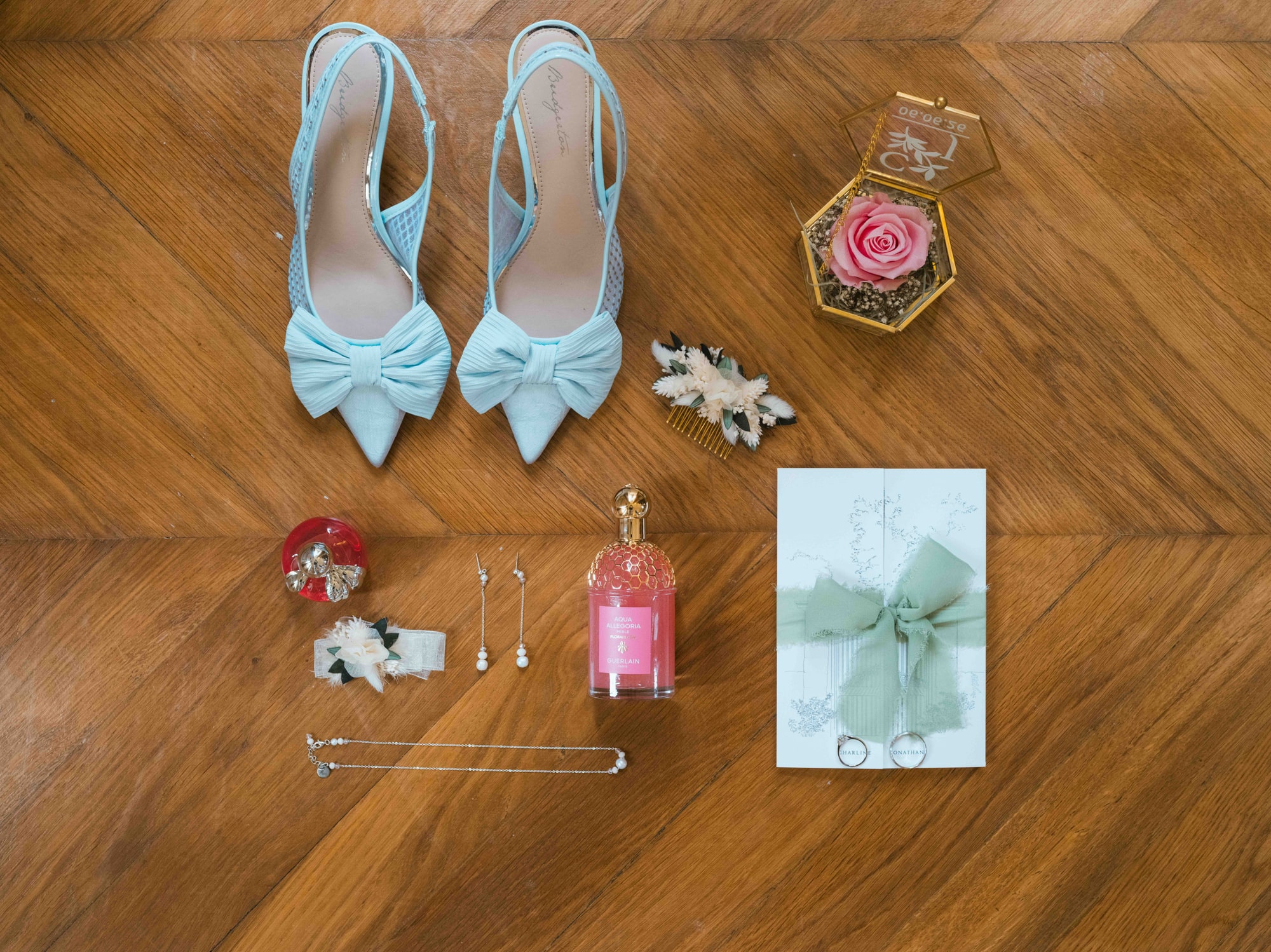 Escarpins bleu ciel, jarretière et bijoux de Charline en flat lay, mariage au Château de Moliens, par Jean-Baptiste Argyre (Jaysphotography)