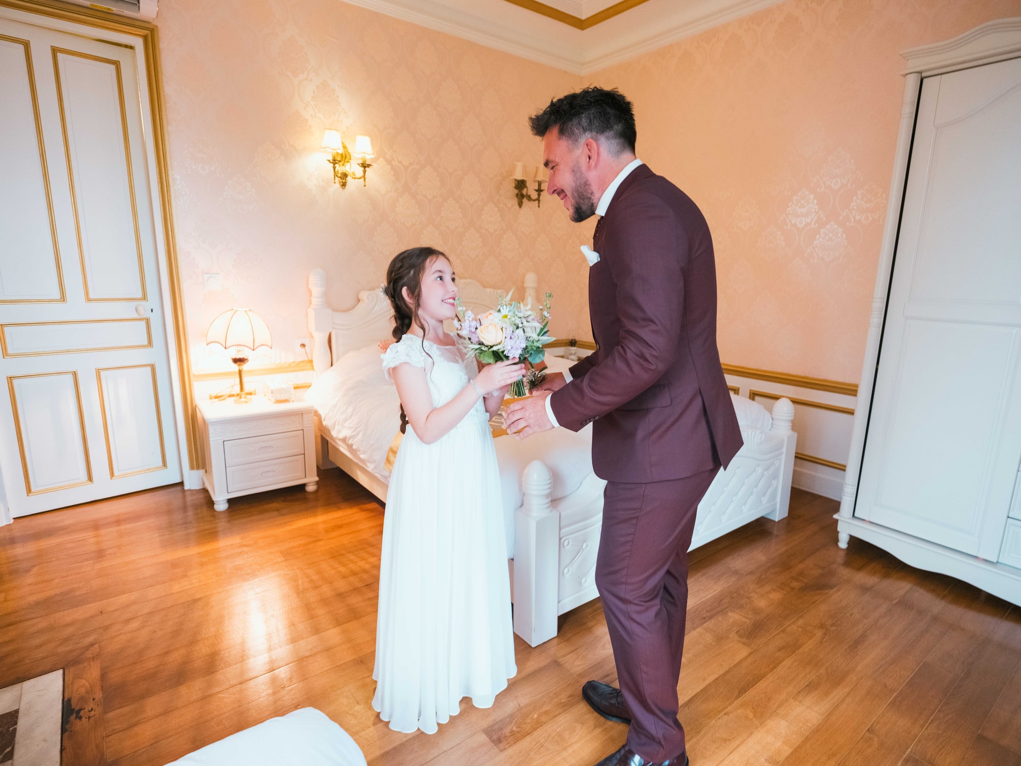Le first look de Jonathan et de sa fille Emmy en robe blanche, au Château de Moliens, mariage au Château de Moliens, par Jean-Baptiste Argyre (Jaysphotography)