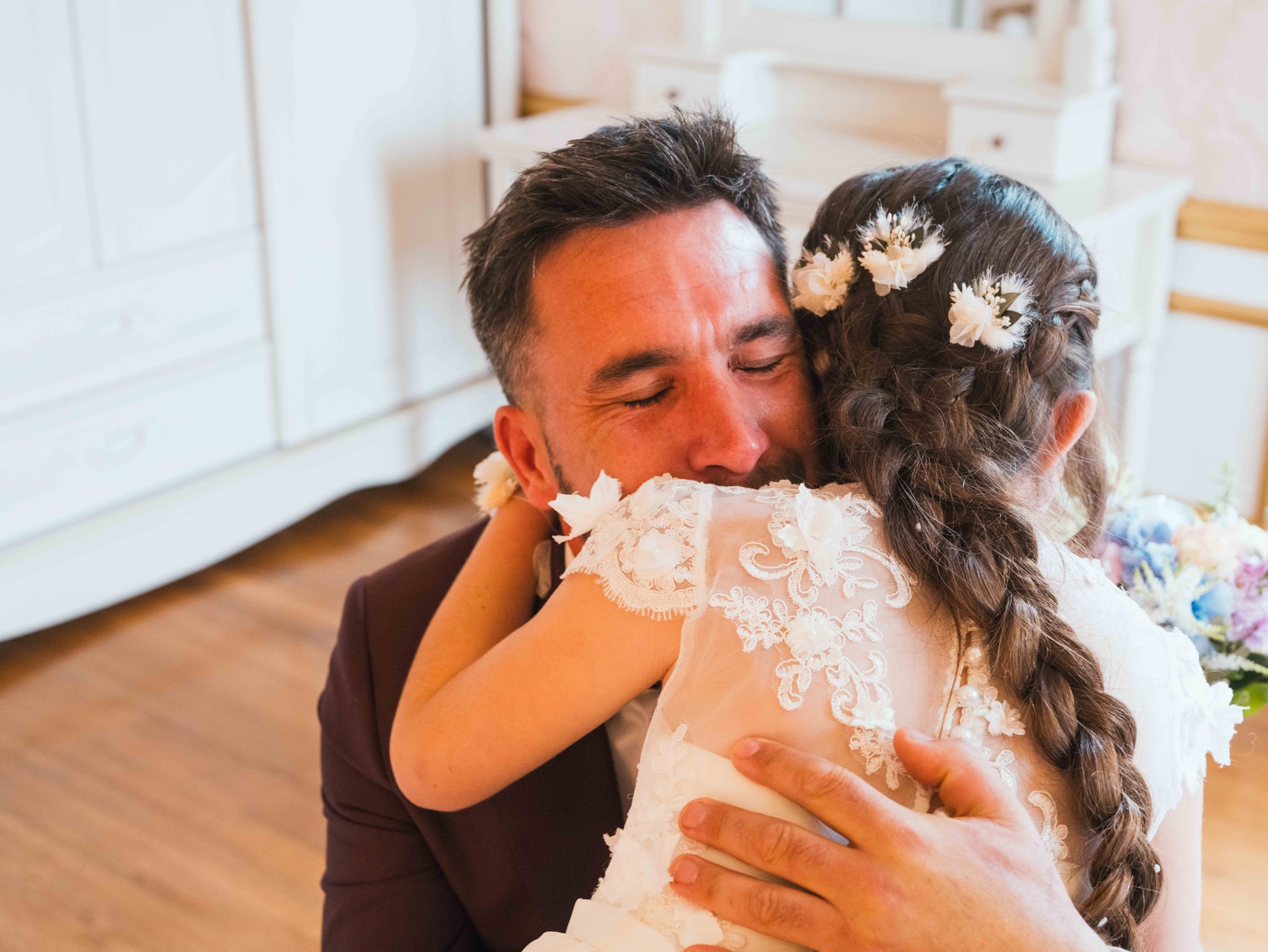 Câlin ému de Jonathan et Emmy, tresse fleurie, pendant les préparatifs, mariage au Château de Moliens, par Jean-Baptiste Argyre (Jaysphotography)