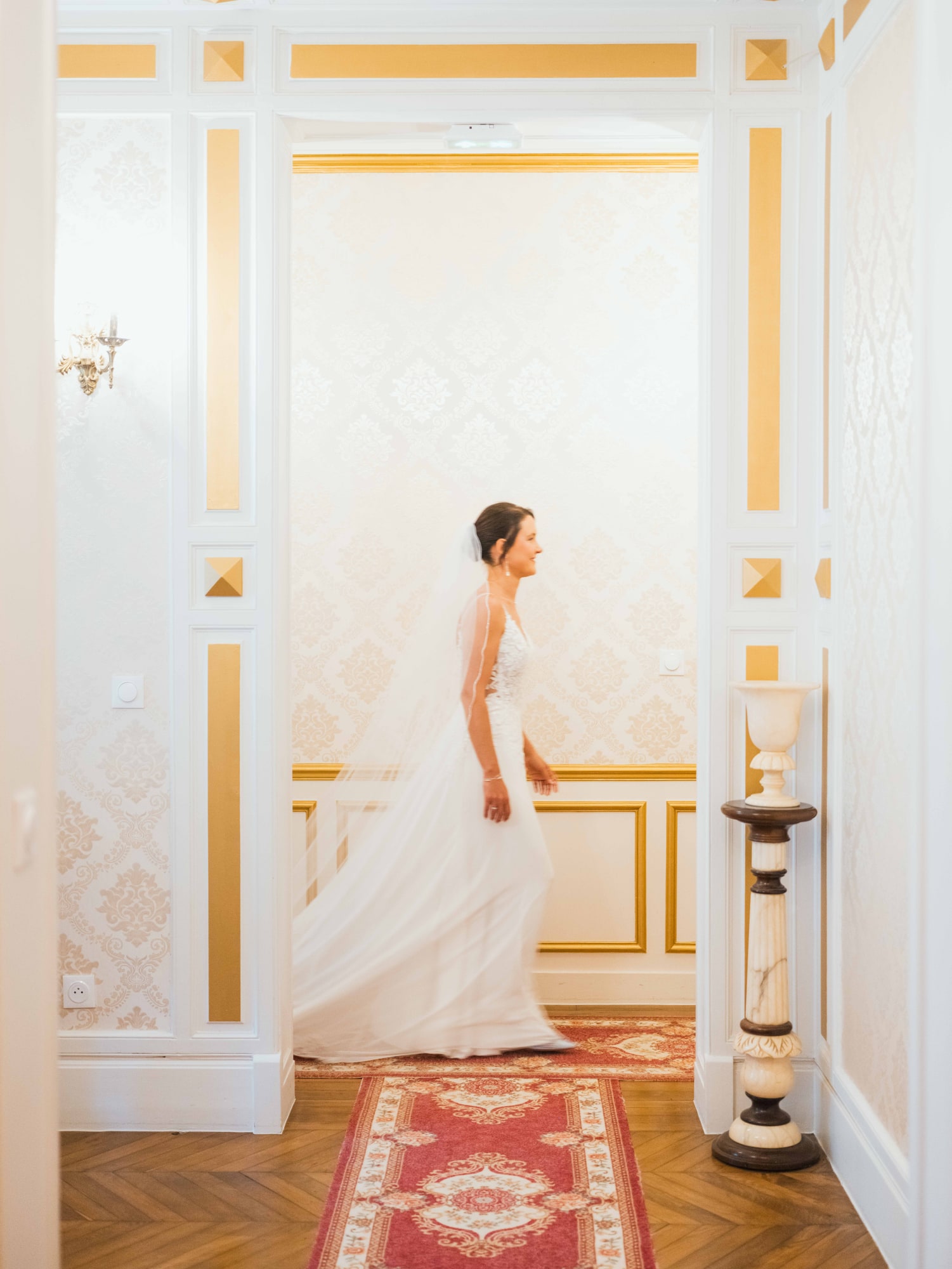 Silhouette de Charline dans le couloir doré du Château de Moliens, mariage au Château de Moliens, par Jean-Baptiste Argyre (Jaysphotography)