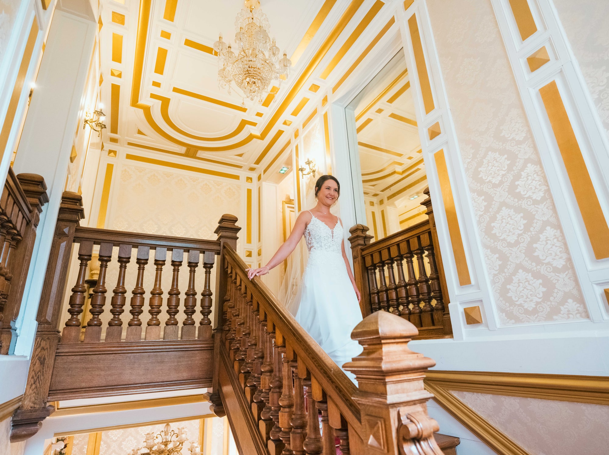 Charline descendant le grand escalier doré du Château de Moliens, mariage au Château de Moliens, par Jean-Baptiste Argyre (Jaysphotography)