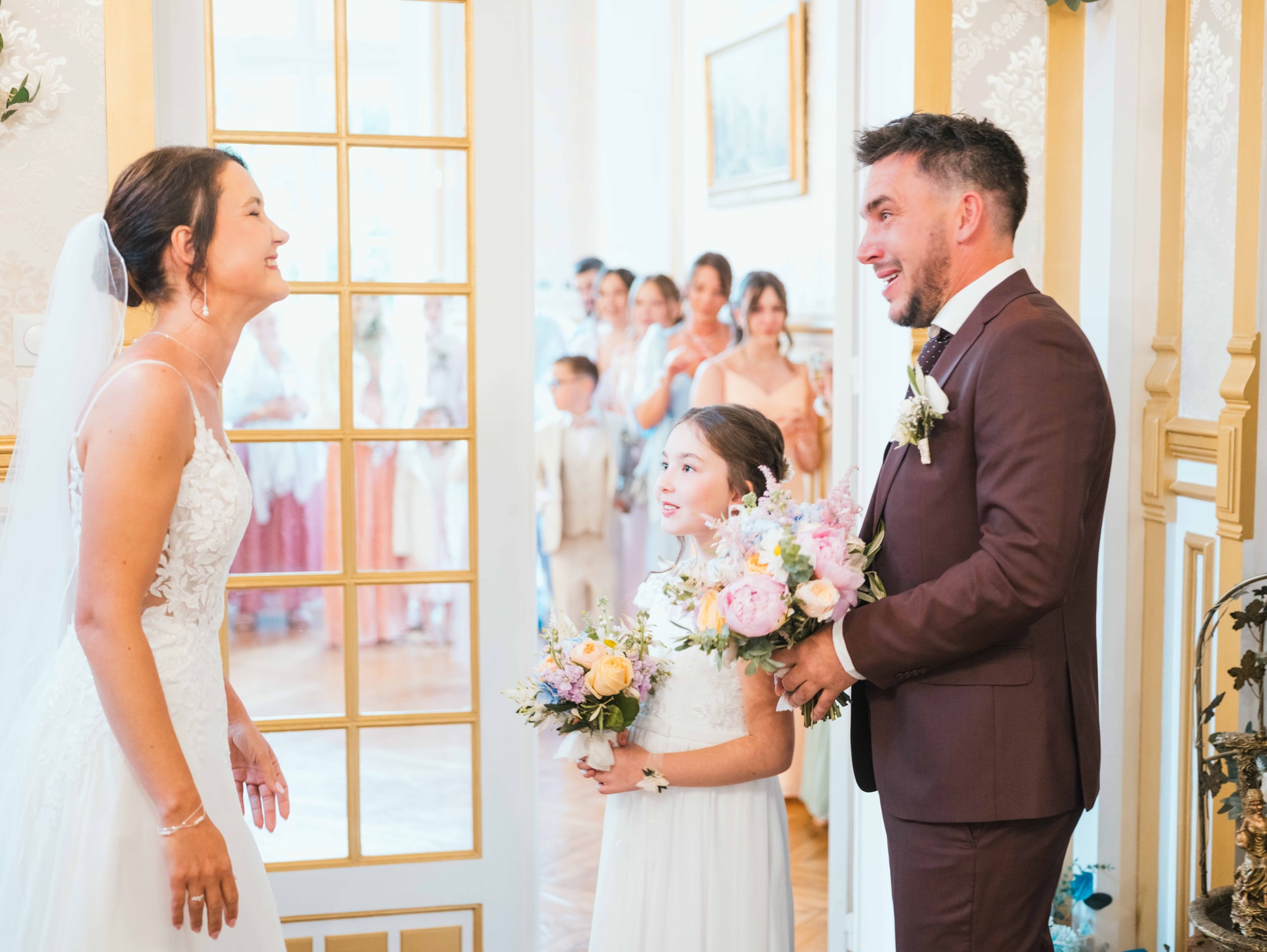 Jonathan et Emmy découvrant Charline en robe de mariée, sourires et émotion, mariage au Château de Moliens, par Jean-Baptiste Argyre (Jaysphotography)