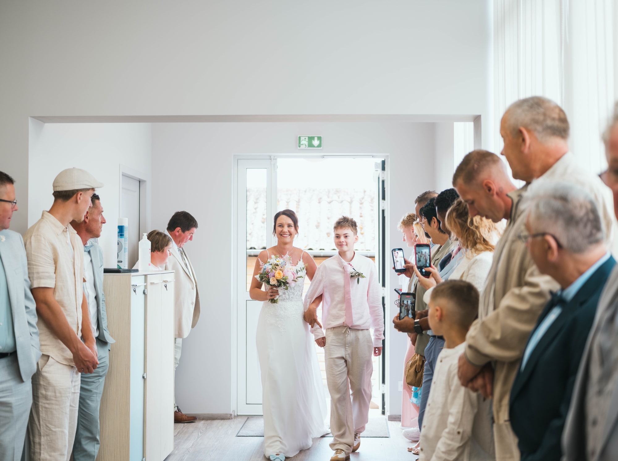Entrée de Charline dans la mairie d'Abancourt sous les regards des invités, mariage au Château de Moliens, par Jean-Baptiste Argyre (Jaysphotography)