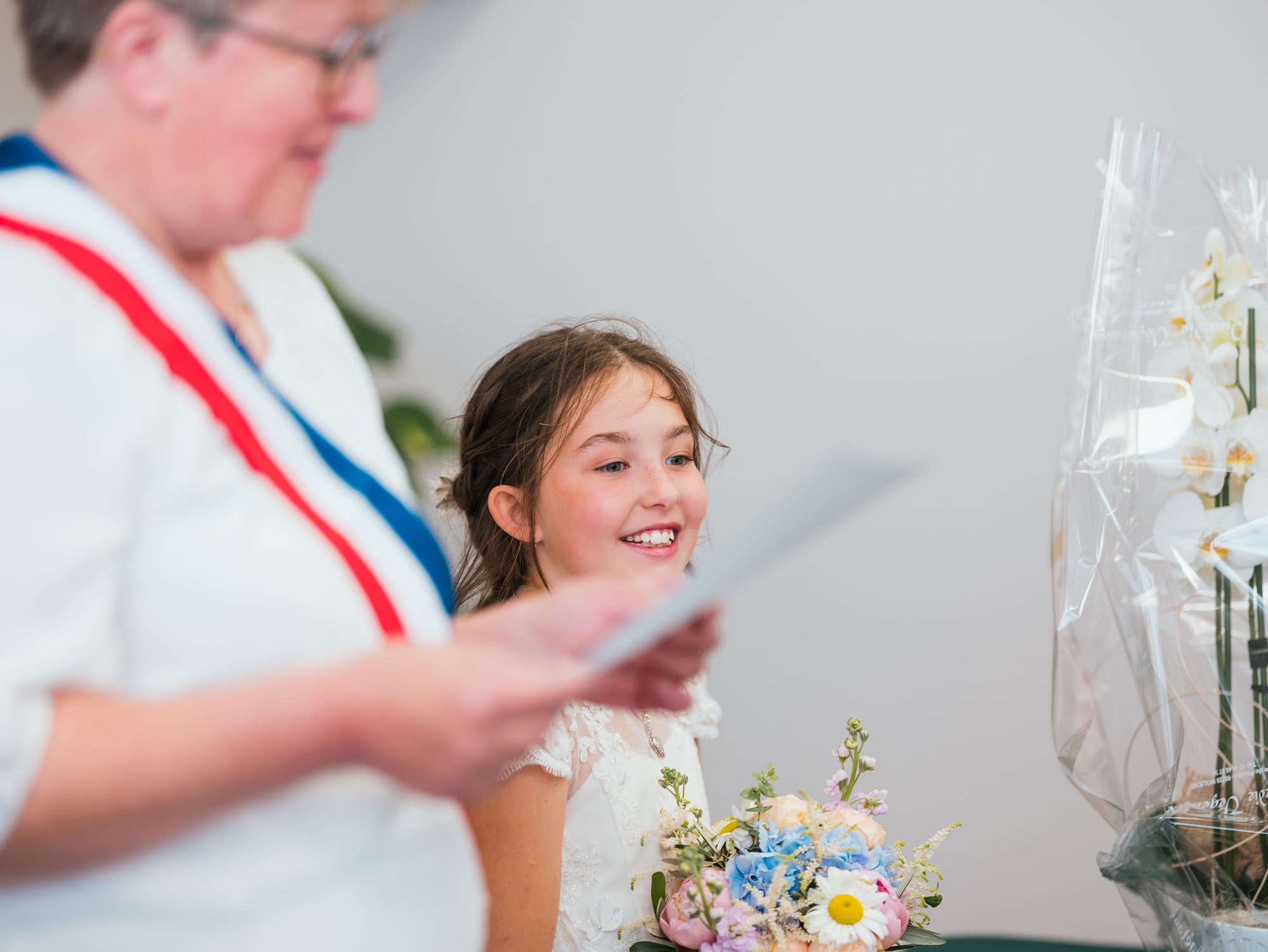 Emmy aux côtés de madame la maire pendant la cérémonie civile d'Abancourt, mariage au Château de Moliens, par Jean-Baptiste Argyre (Jaysphotography)