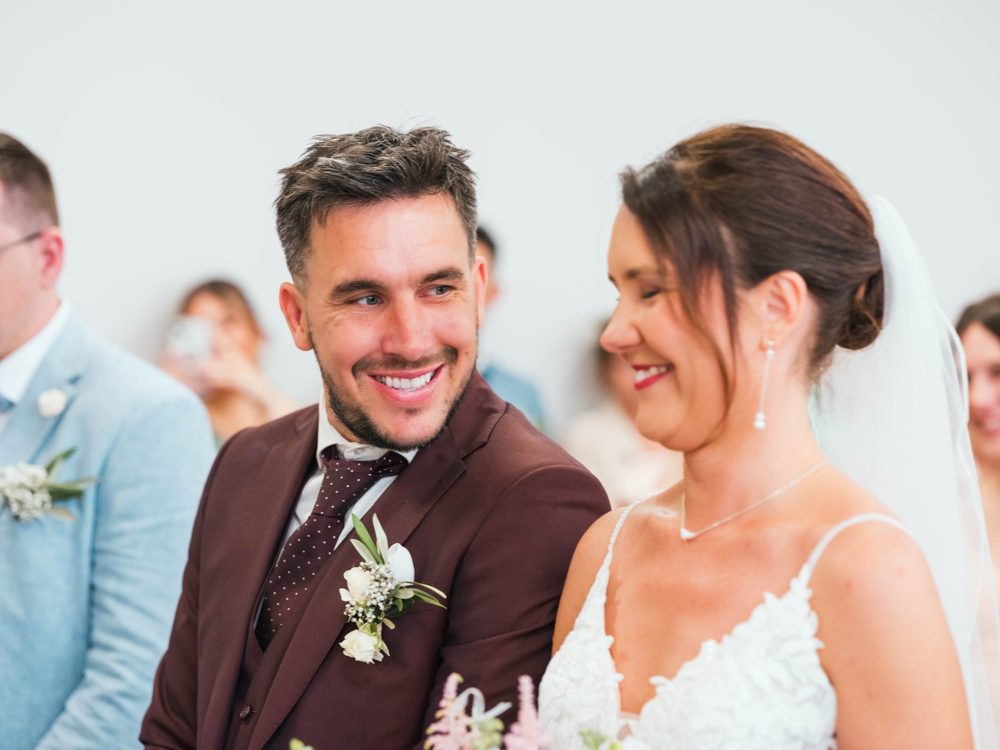 Rires de Charline et Jonathan pendant la cérémonie à la mairie, mariage au Château de Moliens, par Jean-Baptiste Argyre (Jaysphotography)