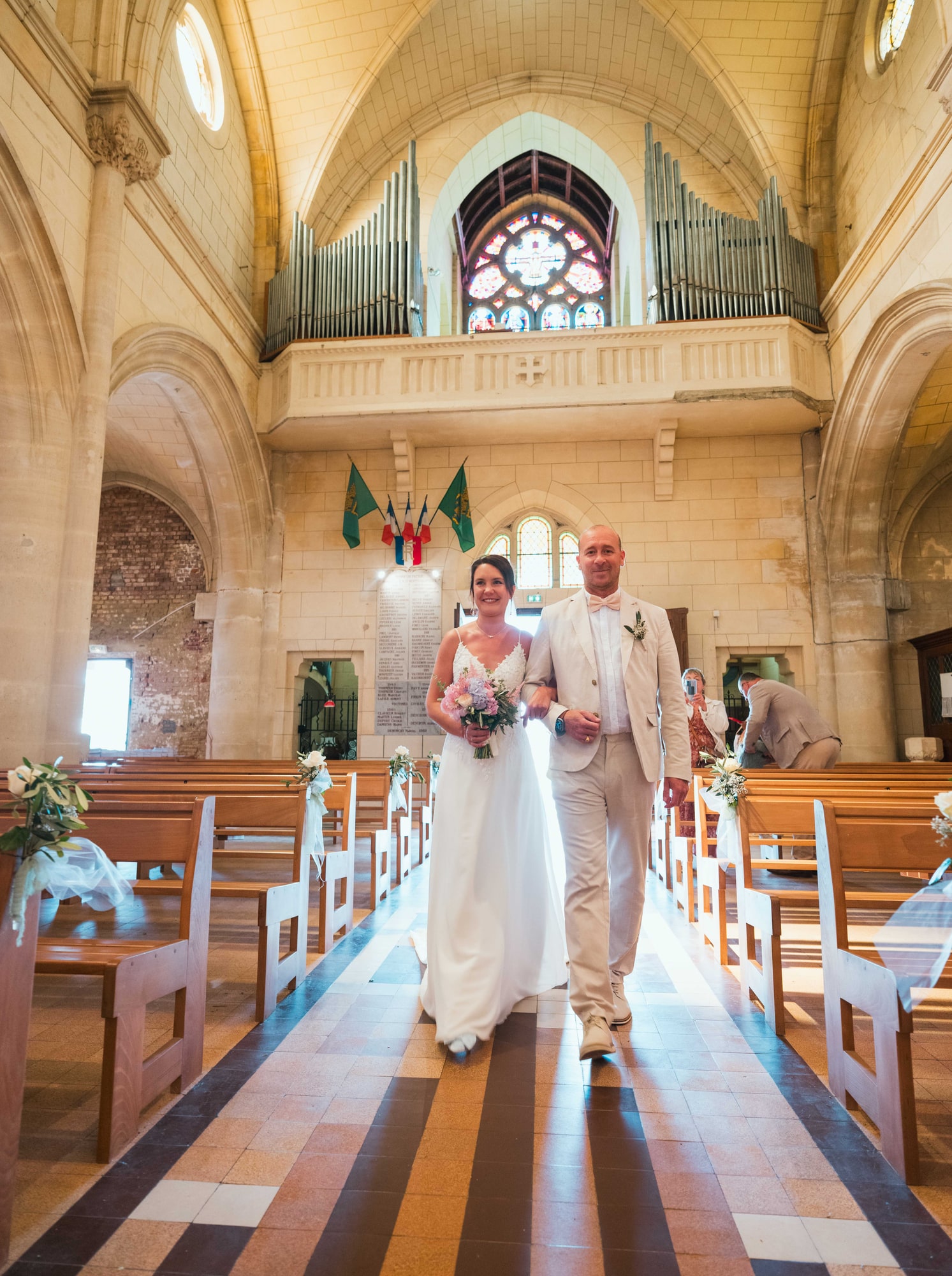 Entrée de la mariée dans l'église de Formerie, chœur gospel au fond, mariage au Château de Moliens, par Jean-Baptiste Argyre (Jaysphotography)