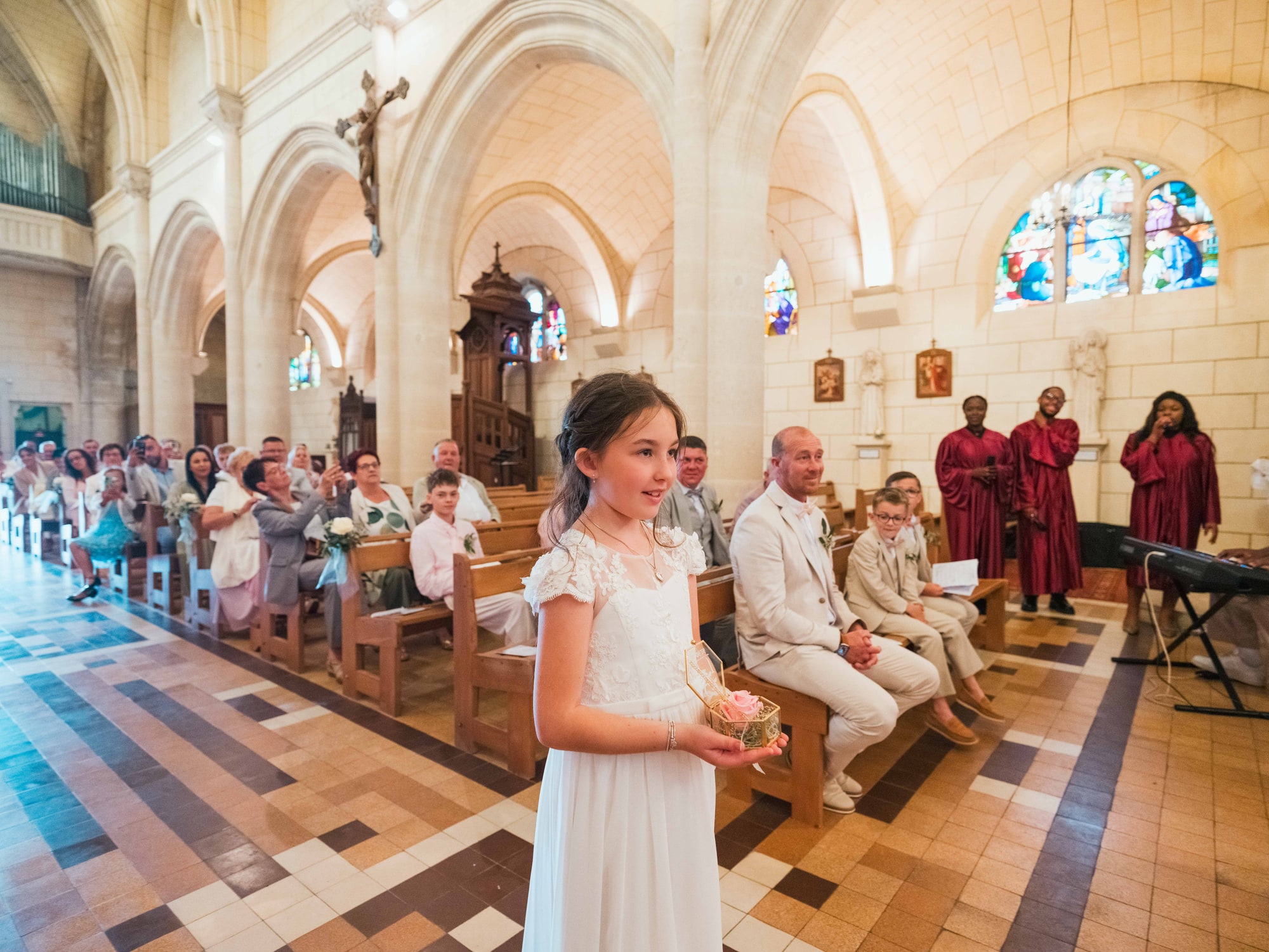 Emmy remontant l'allée de l'église devant les invités, mariage au Château de Moliens, par Jean-Baptiste Argyre (Jaysphotography)