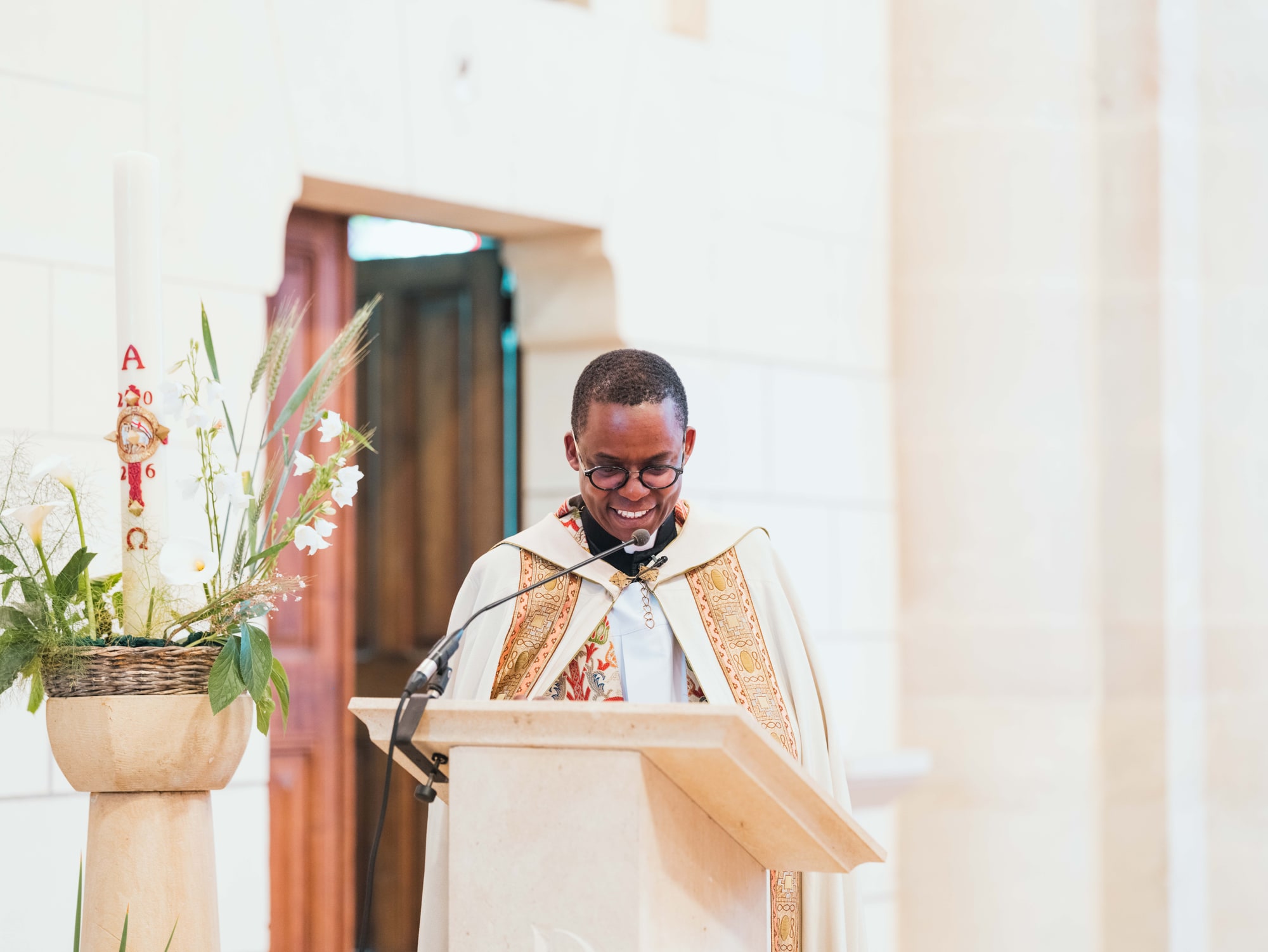 Le célébrant pendant la cérémonie religieuse à Formerie, mariage au Château de Moliens, par Jean-Baptiste Argyre (Jaysphotography)