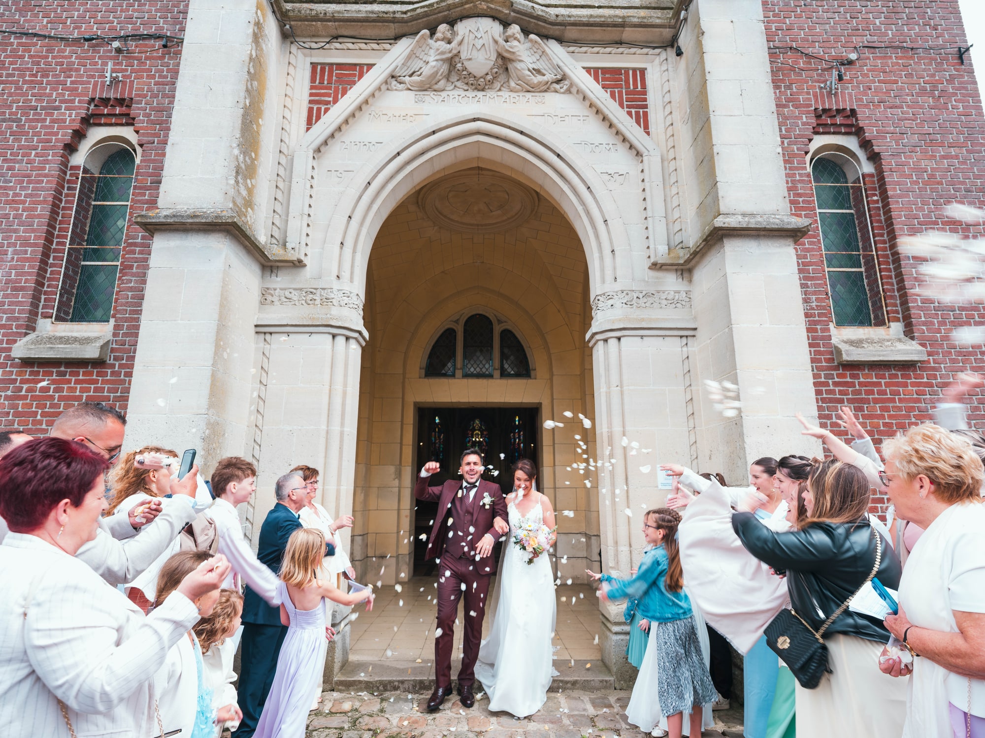 Sortie d'église sous les pétales pour Charline et Jonathan, mariage au Château de Moliens, par Jean-Baptiste Argyre (Jaysphotography)