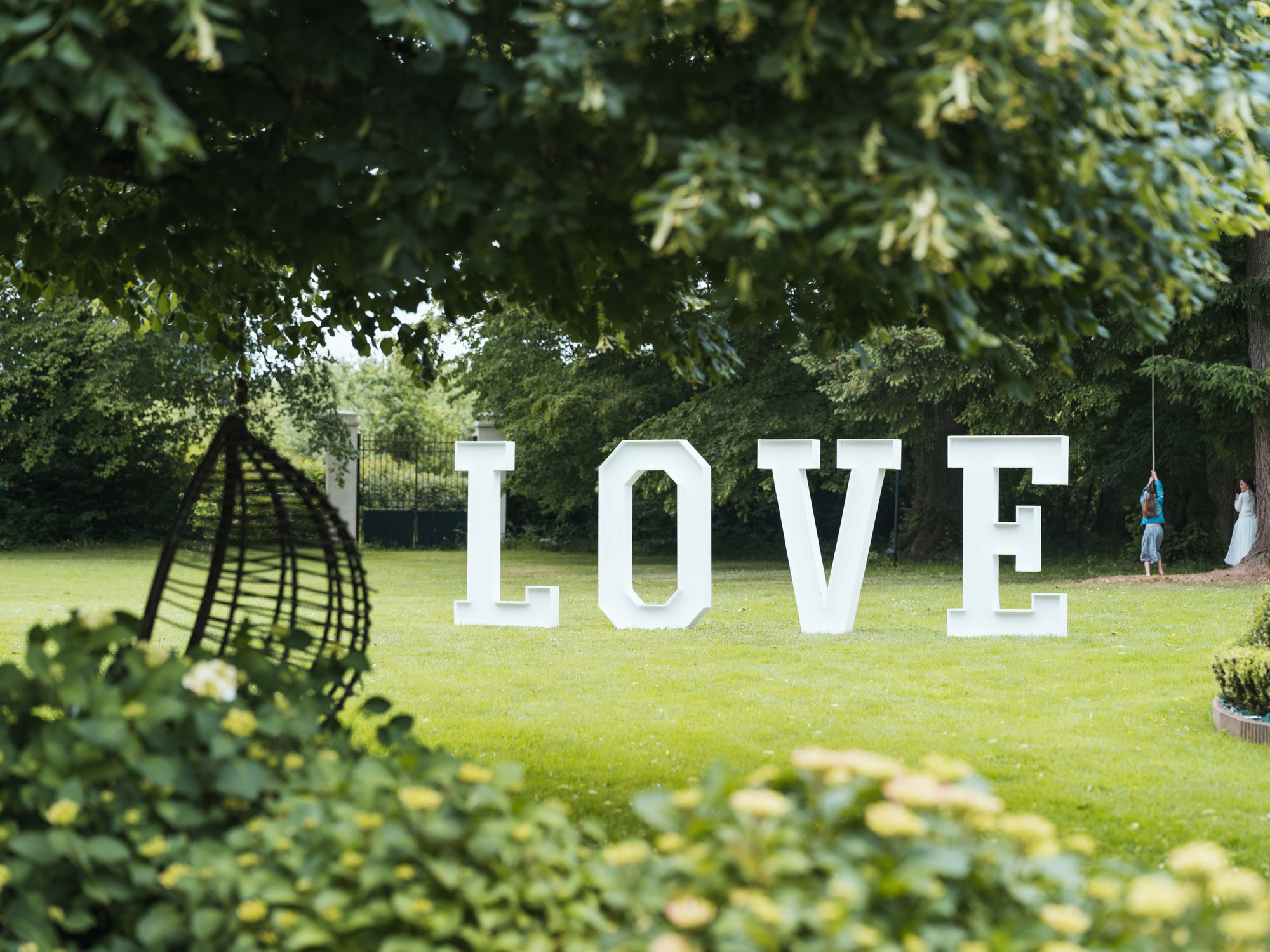 Lettres LOVE géantes sur la pelouse du Château de Moliens, mariage au Château de Moliens, par Jean-Baptiste Argyre (Jaysphotography)