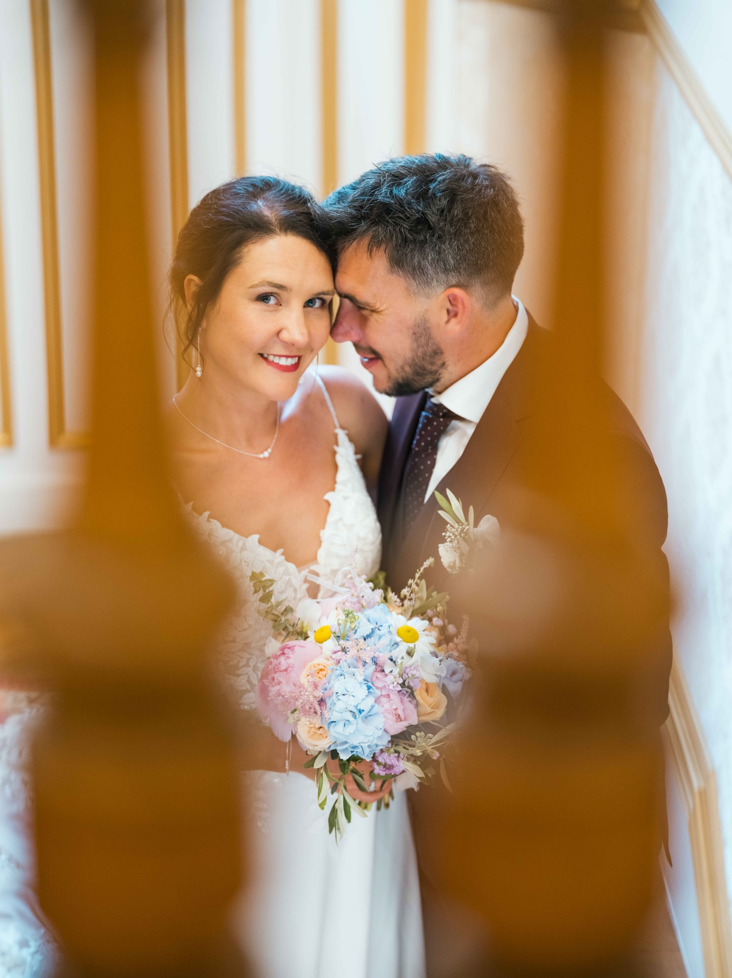 Charline et Jonathan front contre front, bouquet pastel en main, mariage au Château de Moliens, par Jean-Baptiste Argyre (Jaysphotography)