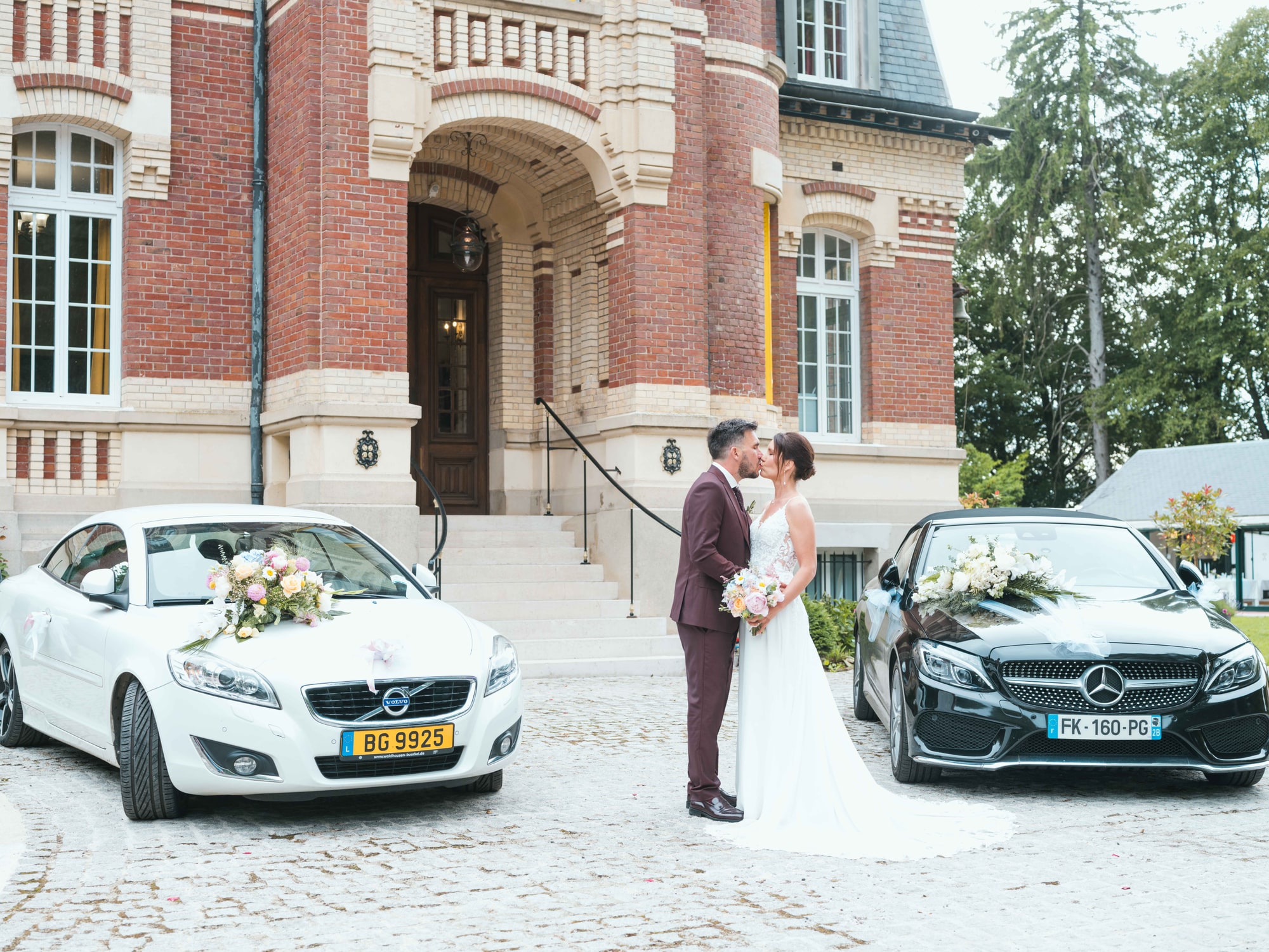 Les voitures des mariés devant l'entrée du Château de Moliens, mariage au Château de Moliens, par Jean-Baptiste Argyre (Jaysphotography)