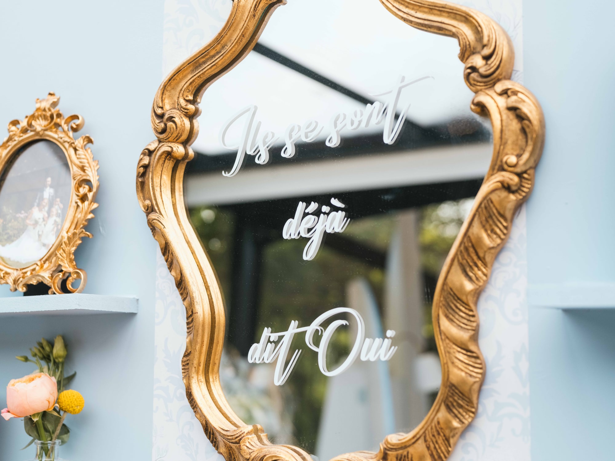 Miroir doré « Ils se sont déjà dit Oui » de la décoration du mariage, mariage au Château de Moliens, par Jean-Baptiste Argyre (Jaysphotography)
