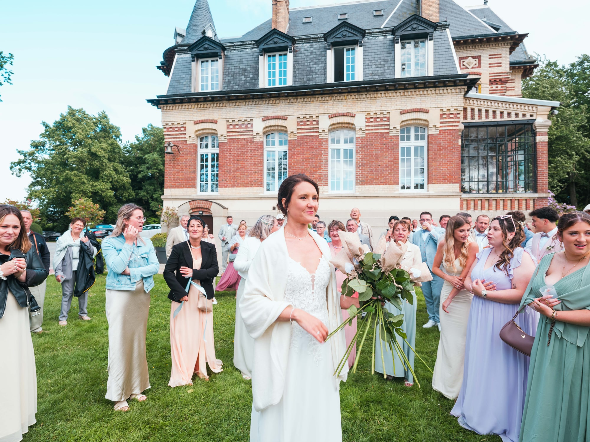 Charline remettant son bouquet à la gagnante de la rose blanche, mariage au Château de Moliens, par Jean-Baptiste Argyre (Jaysphotography)