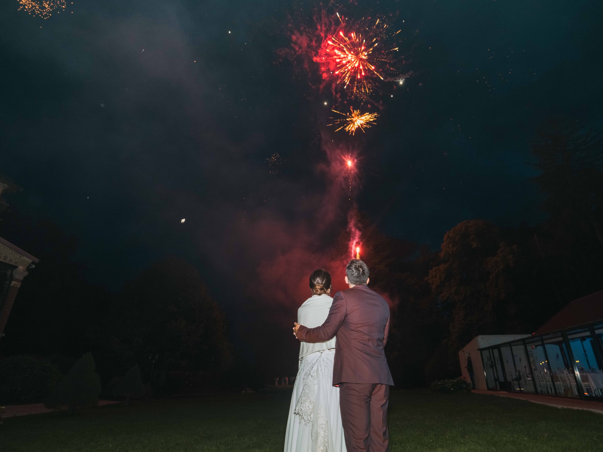 Charline et Jonathan enlacés sous le feu d'artifice du Château de Moliens, mariage au Château de Moliens, par Jean-Baptiste Argyre (Jaysphotography)
