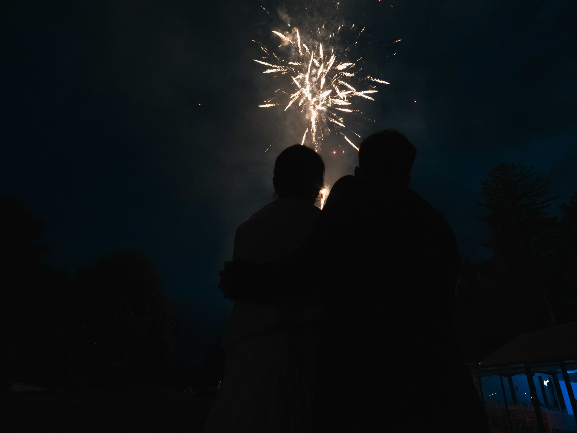 Les silhouettes des mariés sous les gerbes du feu d'artifice, mariage au Château de Moliens, par Jean-Baptiste Argyre (Jaysphotography)
