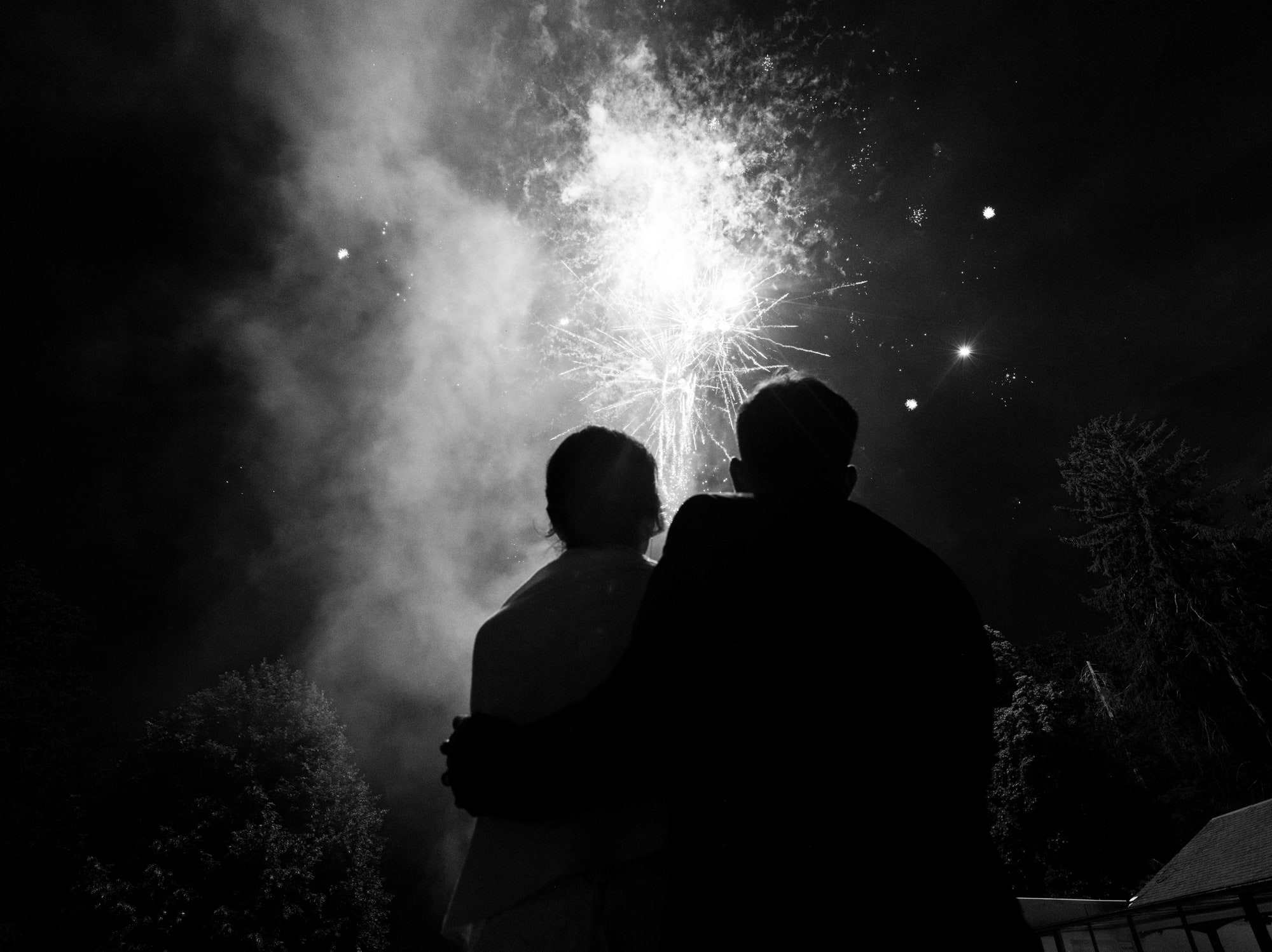Feu d'artifice en noir et blanc au-dessus des invités du mariage, mariage au Château de Moliens, par Jean-Baptiste Argyre (Jaysphotography)