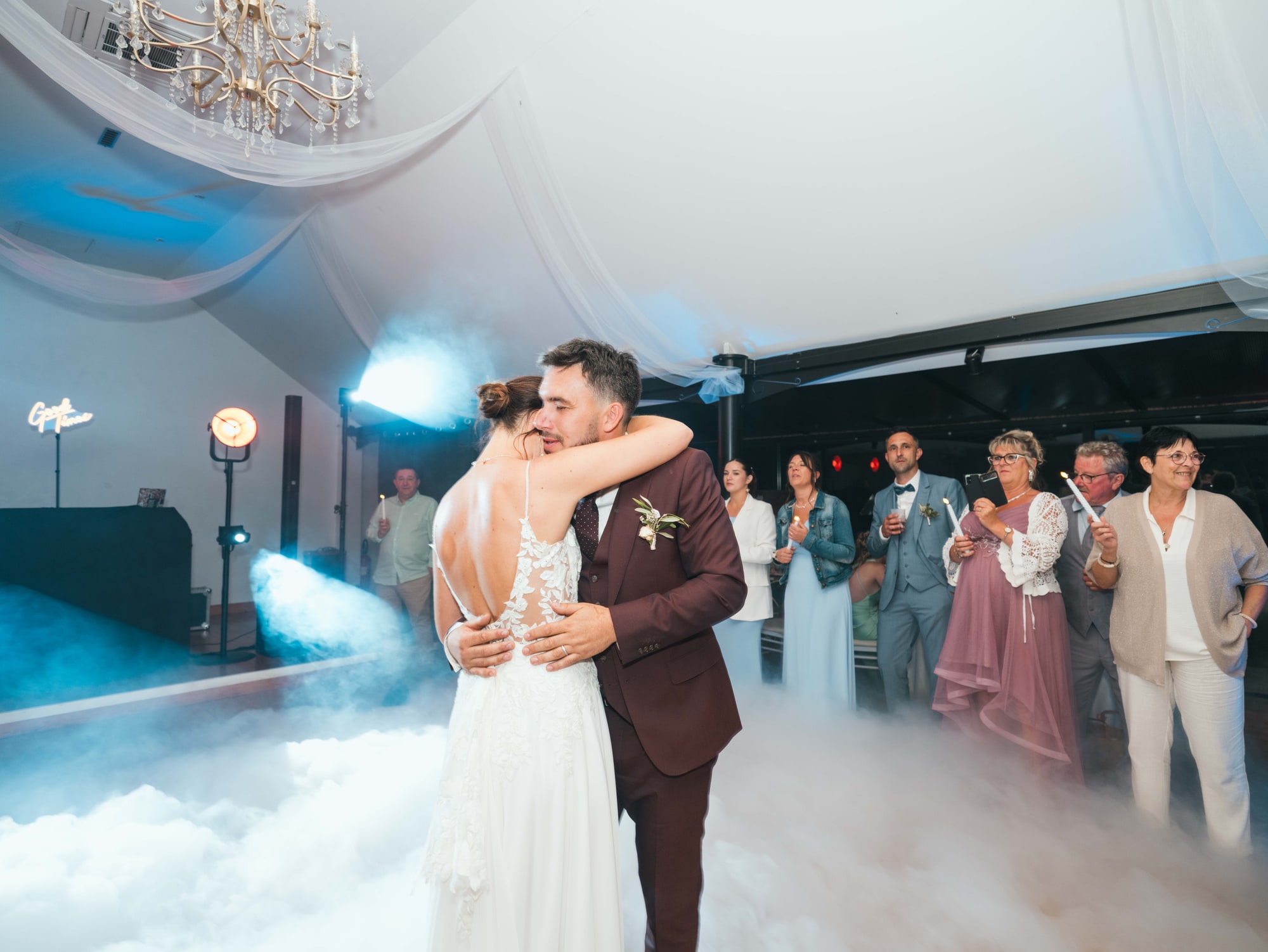 Ouverture de bal de Charline et Jonathan sur la fumée basse, mariage au Château de Moliens, par Jean-Baptiste Argyre (Jaysphotography)